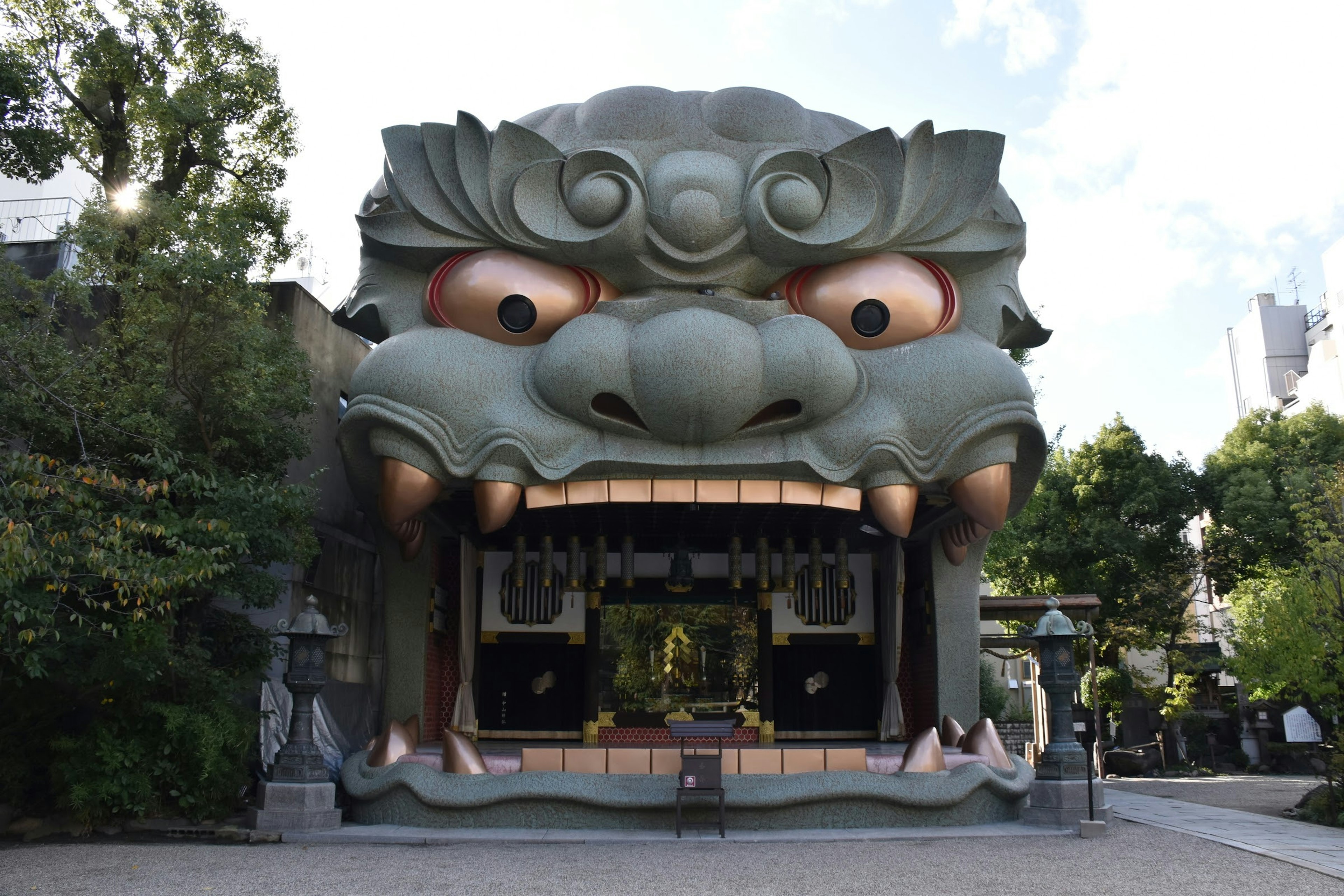 Bâtiment avec un visage de lion géant et un sanctuaire visible dans sa bouche