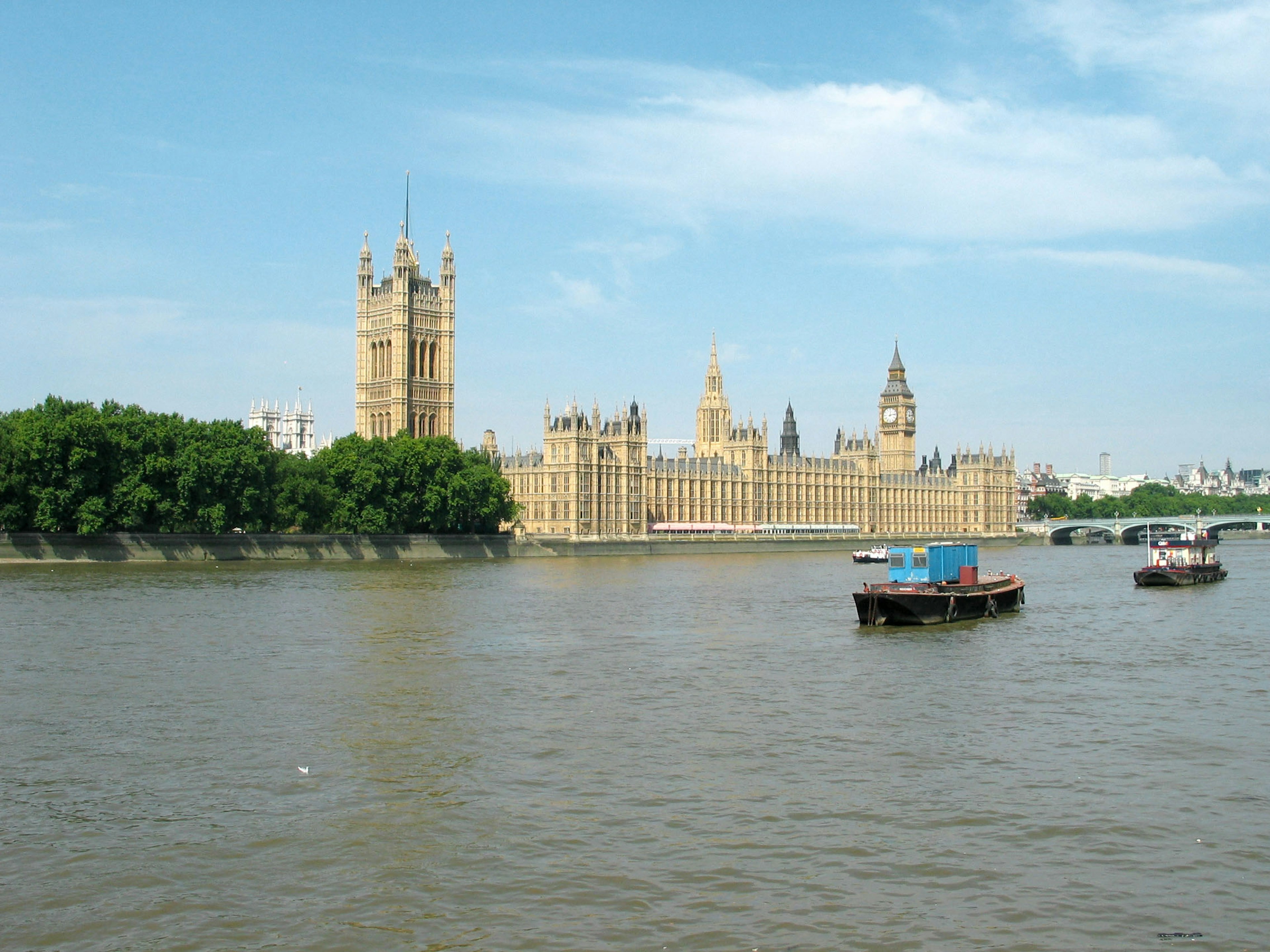 Vista escénica del Palacio de Westminster y el Big Ben a lo largo del río Támesis