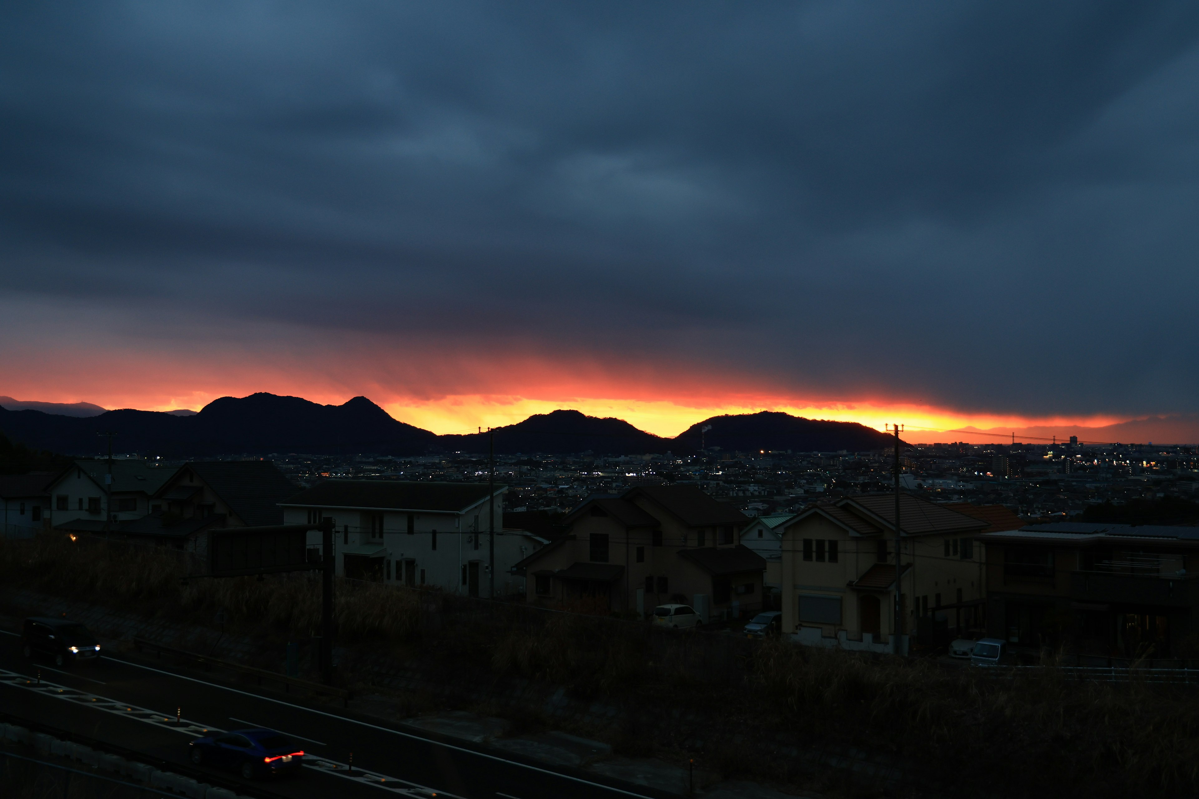 Bergsilhouette vor einem lebhaften Sonnenuntergangshimmel