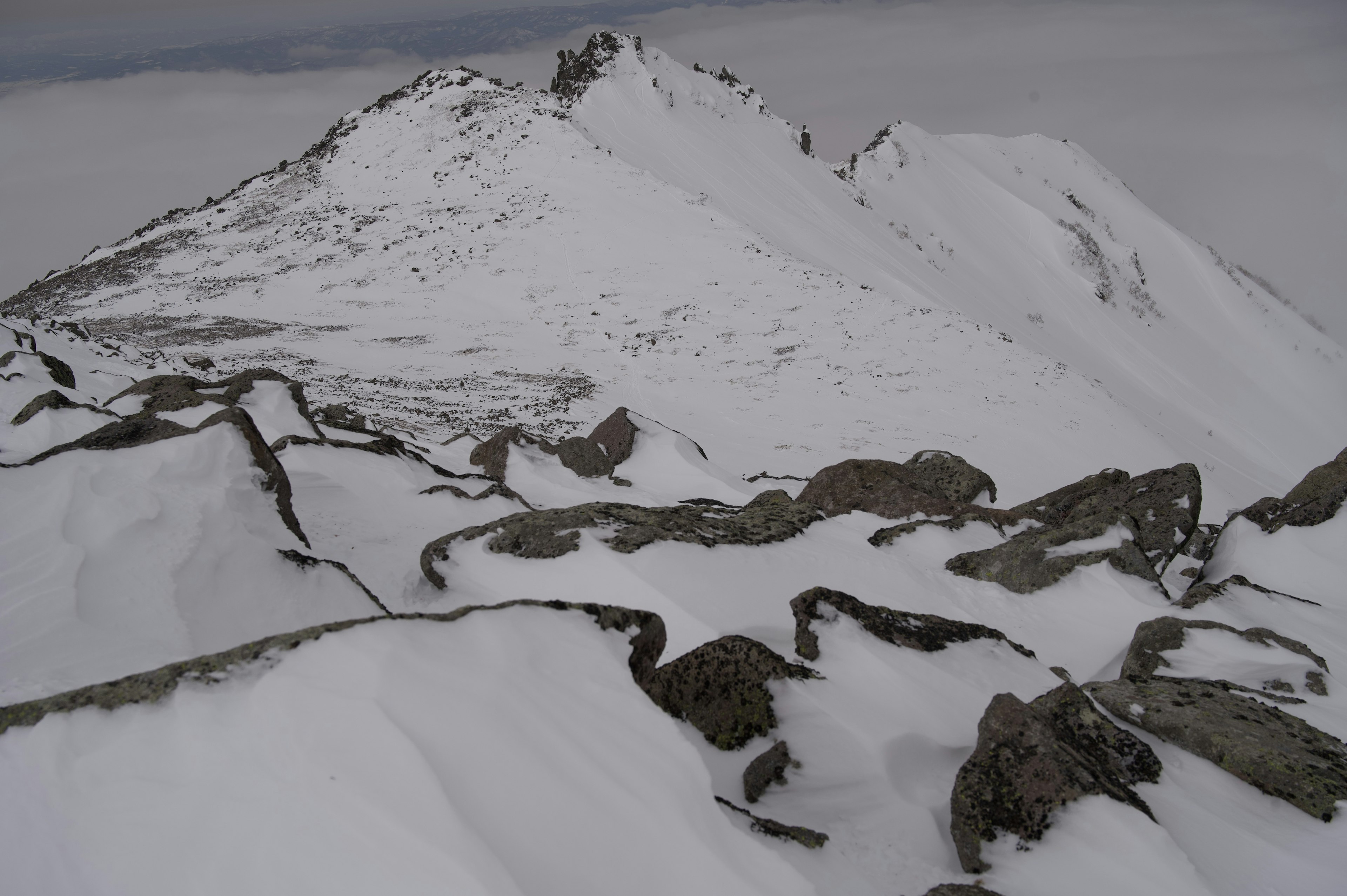 Paysage montagneux enneigé avec terrain rocheux