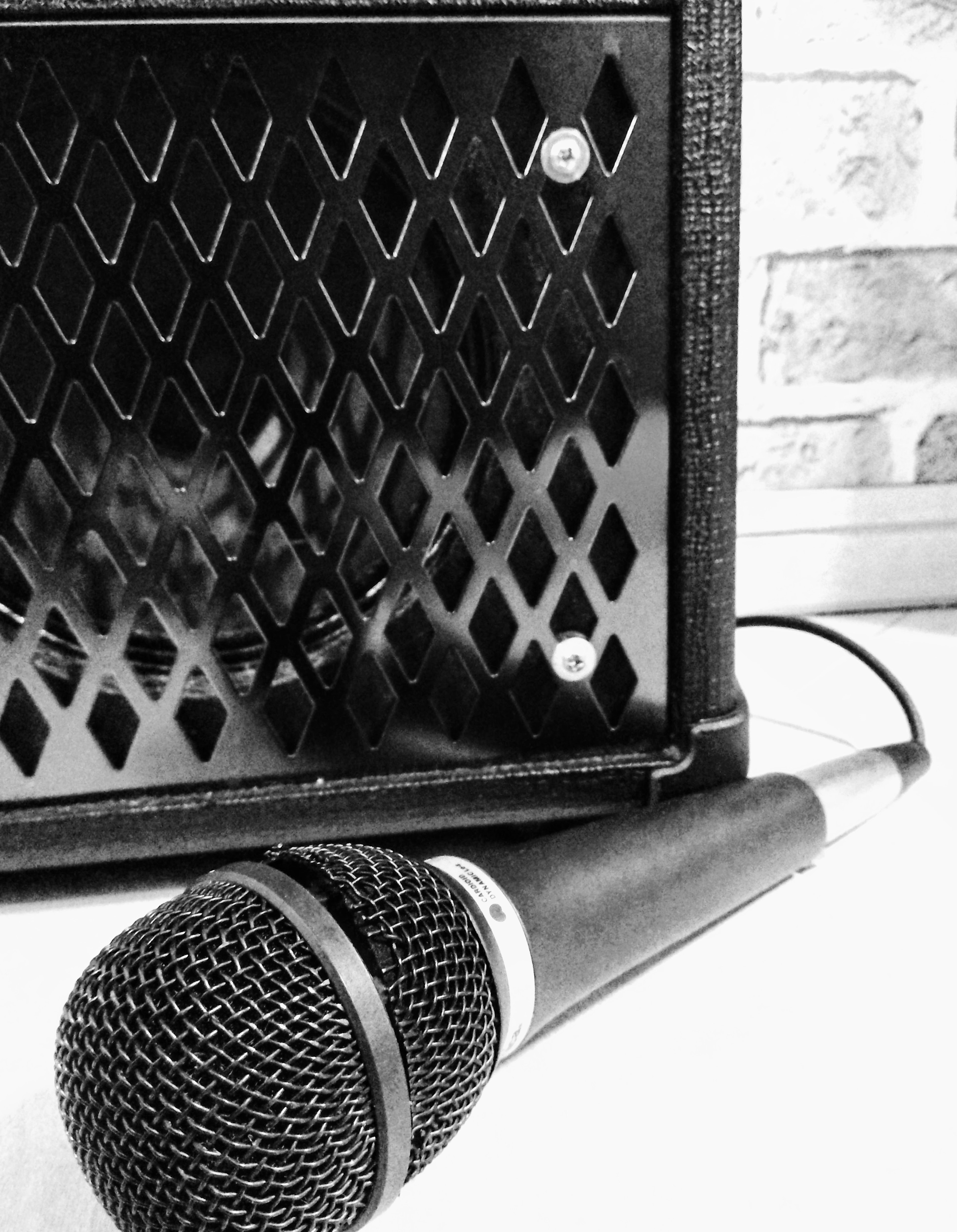 Close-up mikrofon dan speaker dalam hitam putih