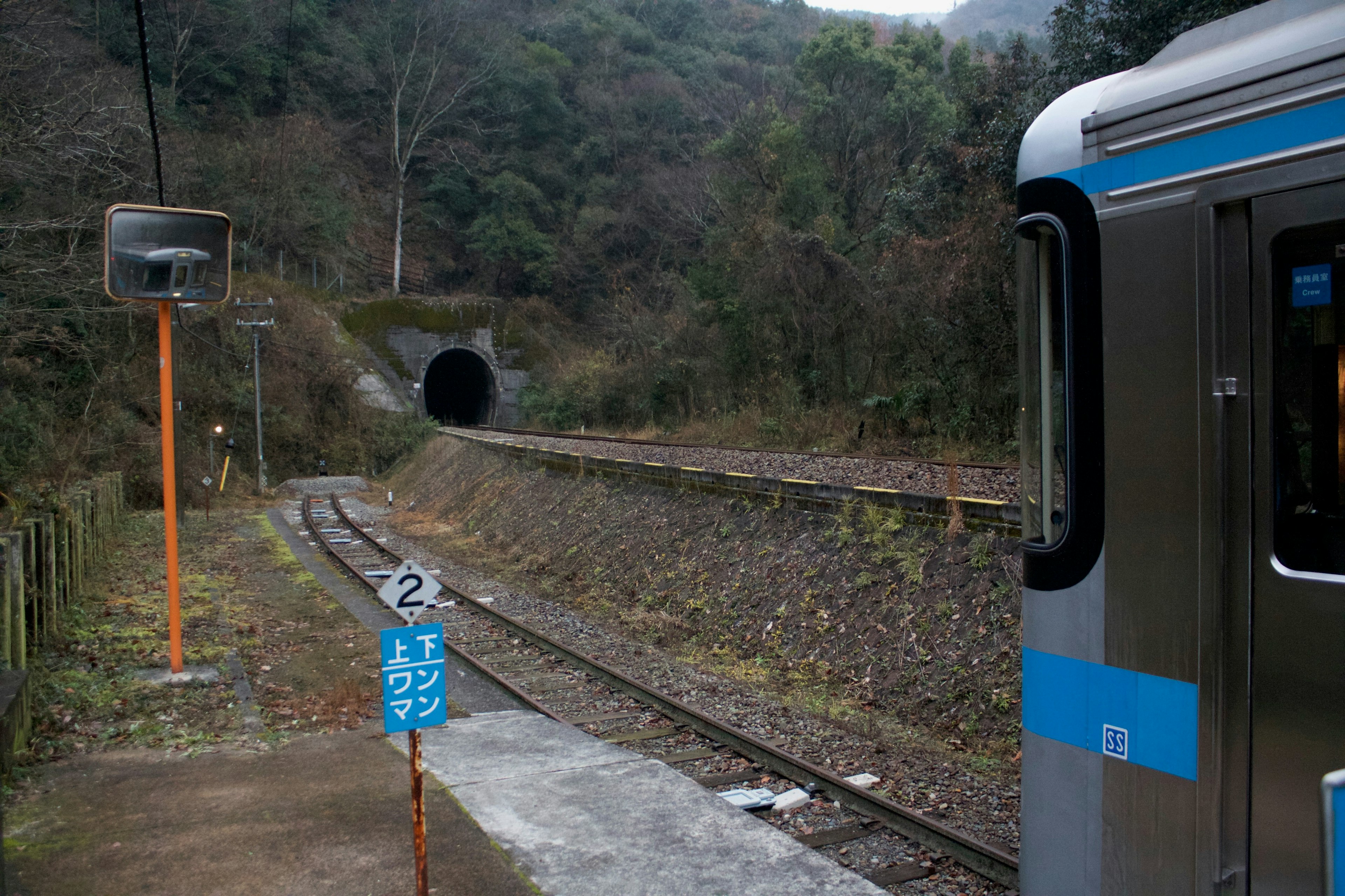 Une vue pittoresque d'une gare avec une entrée de tunnel et des voies ferrées