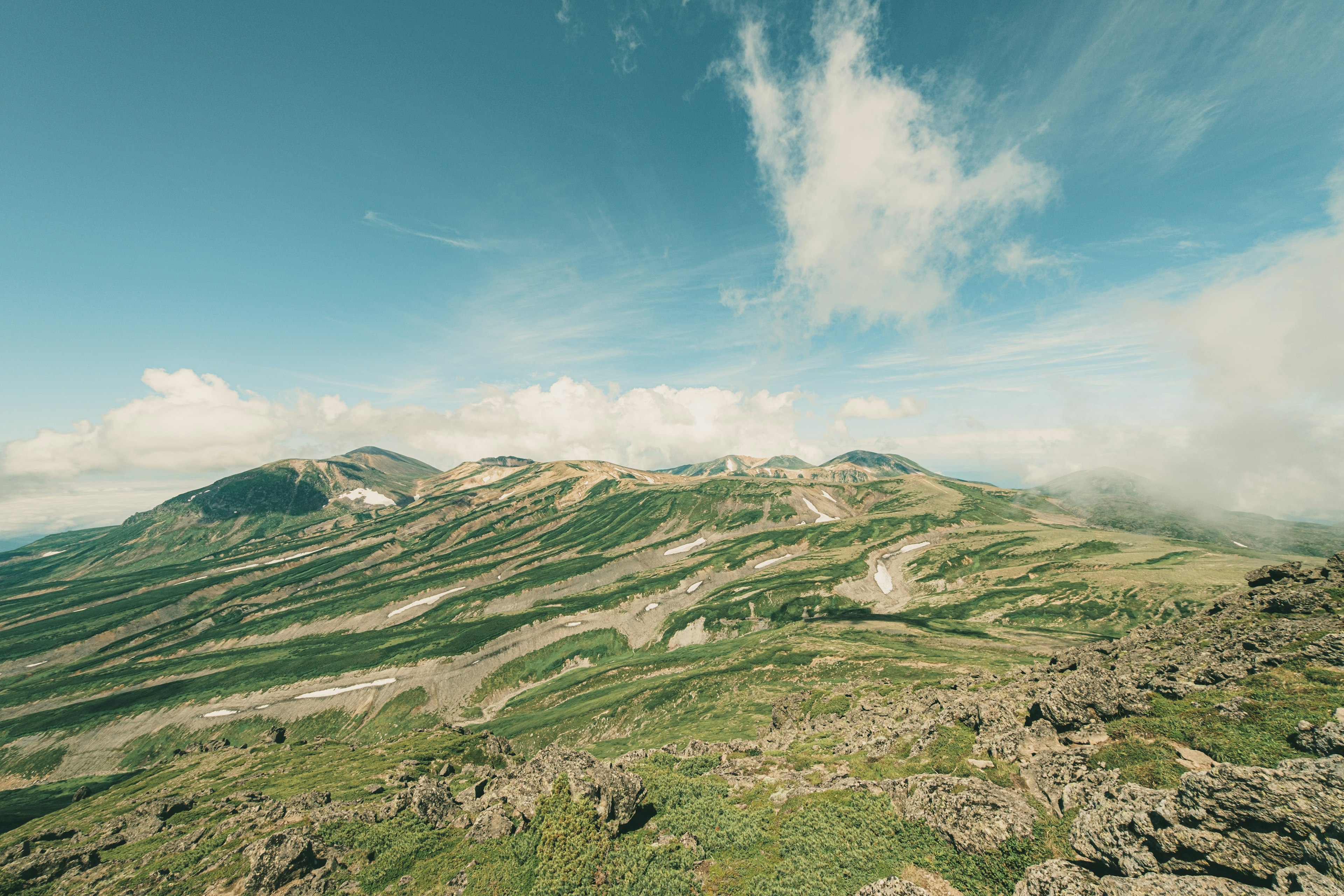 広大な山岳風景と青空の景色