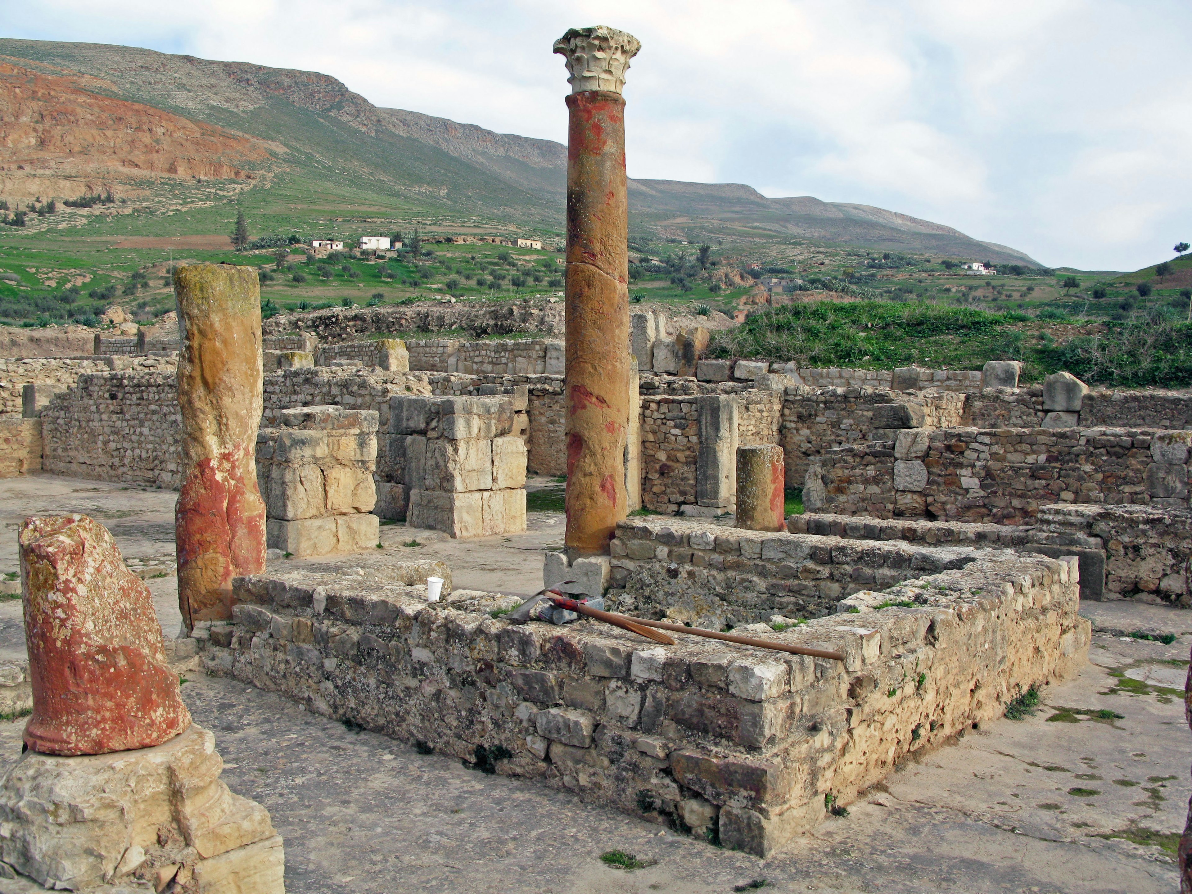 古代の遺跡と柱がある風景