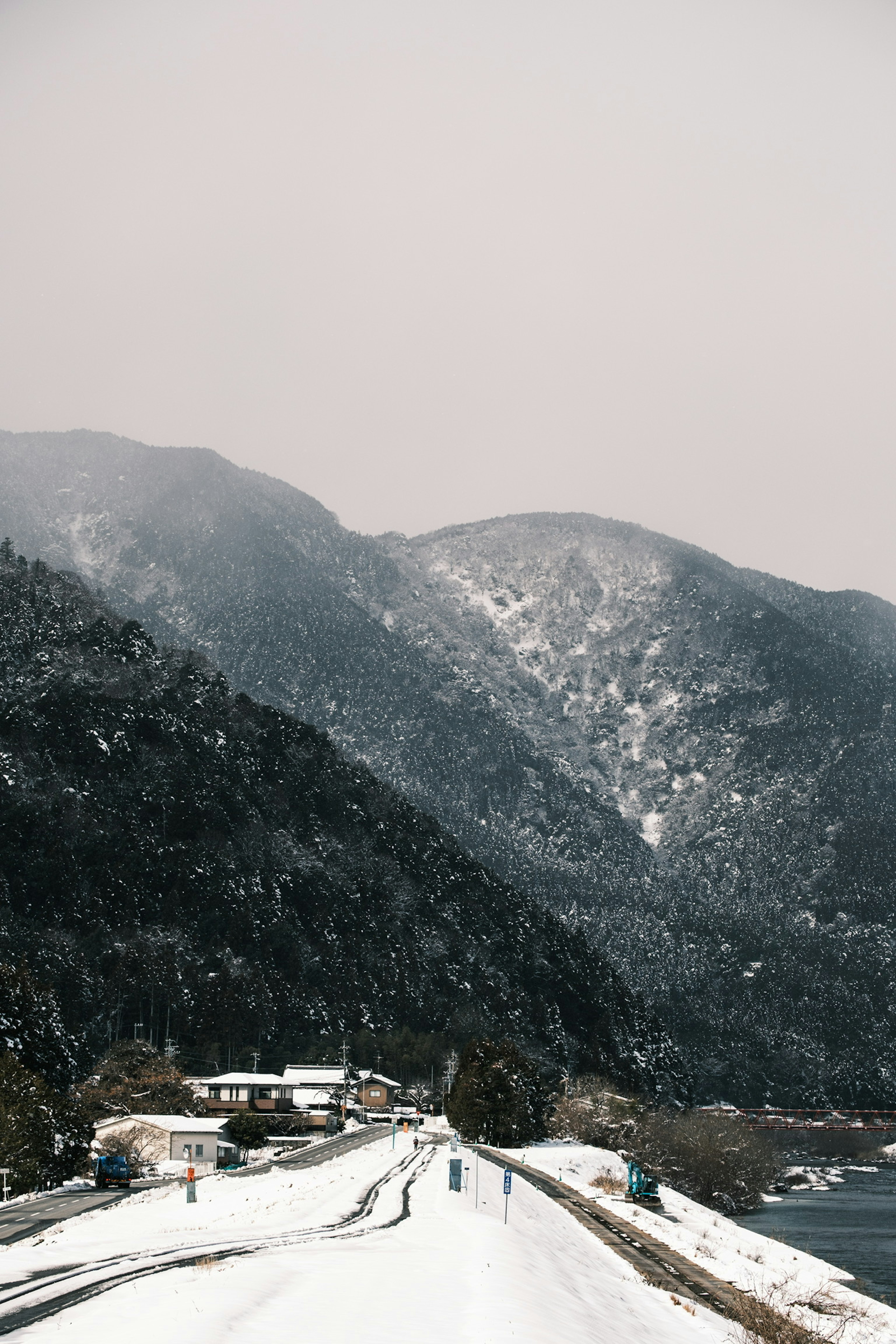 Paysage d'hiver avec des montagnes enneigées et une route sinueuse