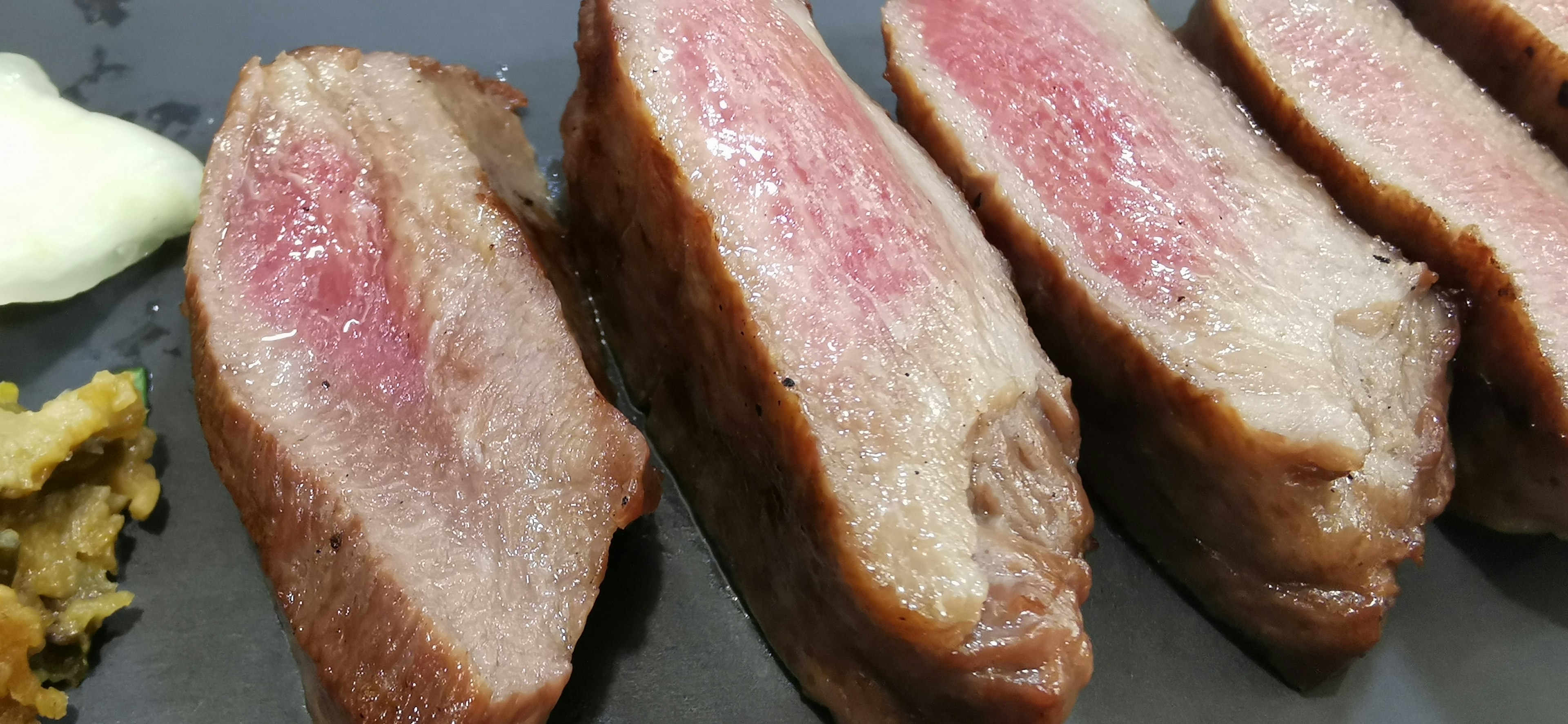 Fette di carne d'anatra deliziose disposte su un piatto