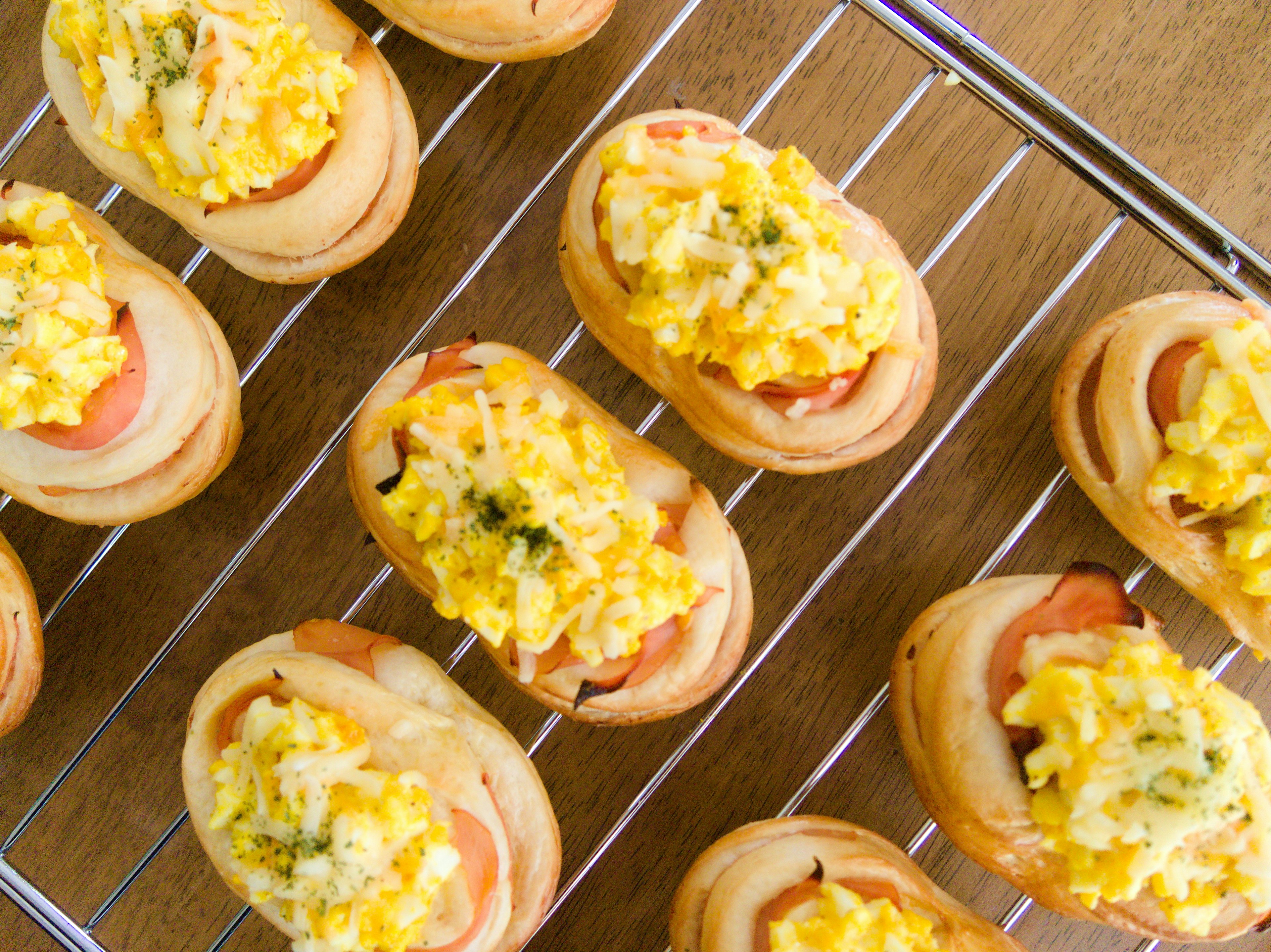 Pastel horneado cubierto con huevos revueltos y hierbas