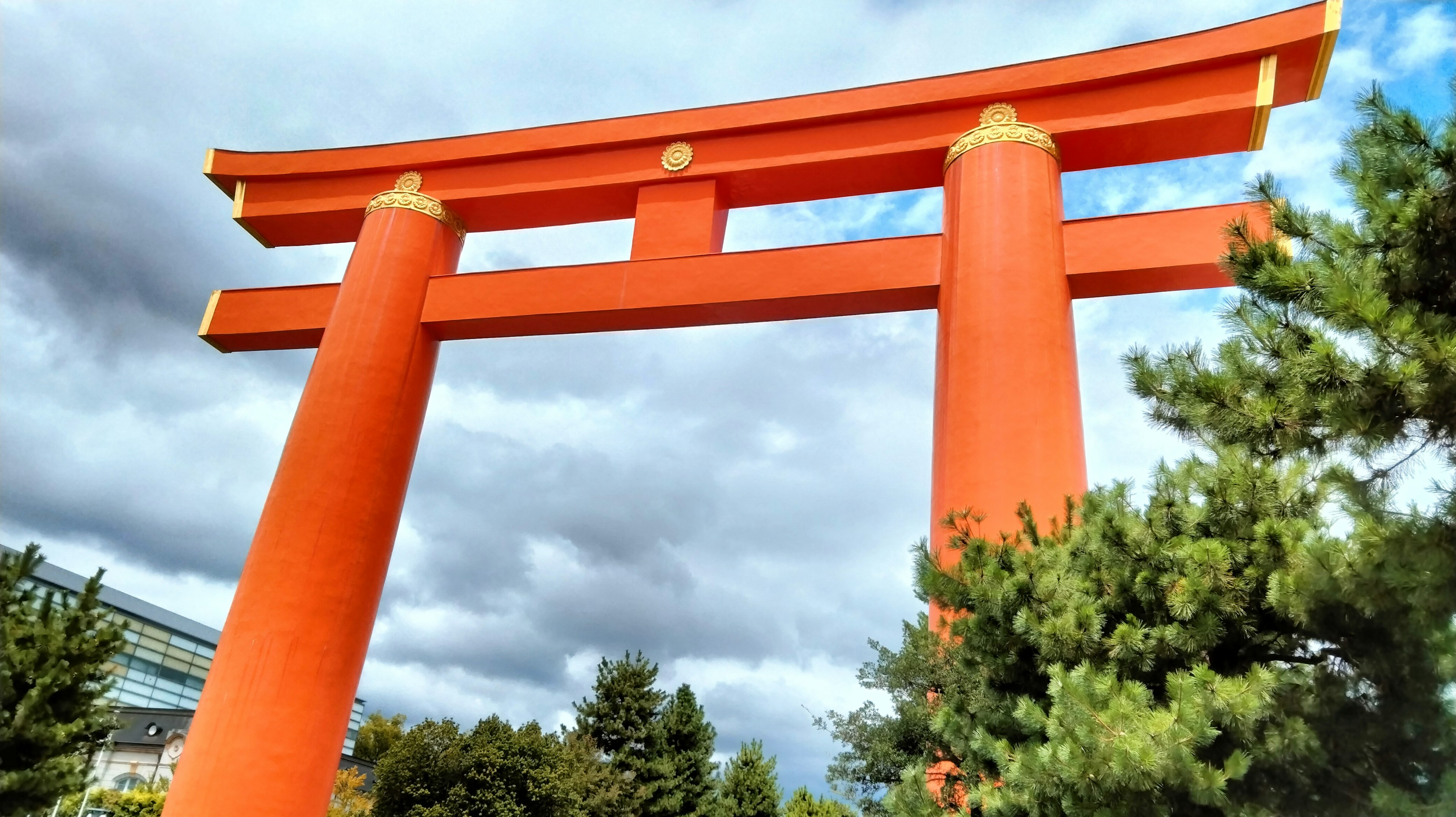 赤い鳥居と青い空のコントラストが美しい景色