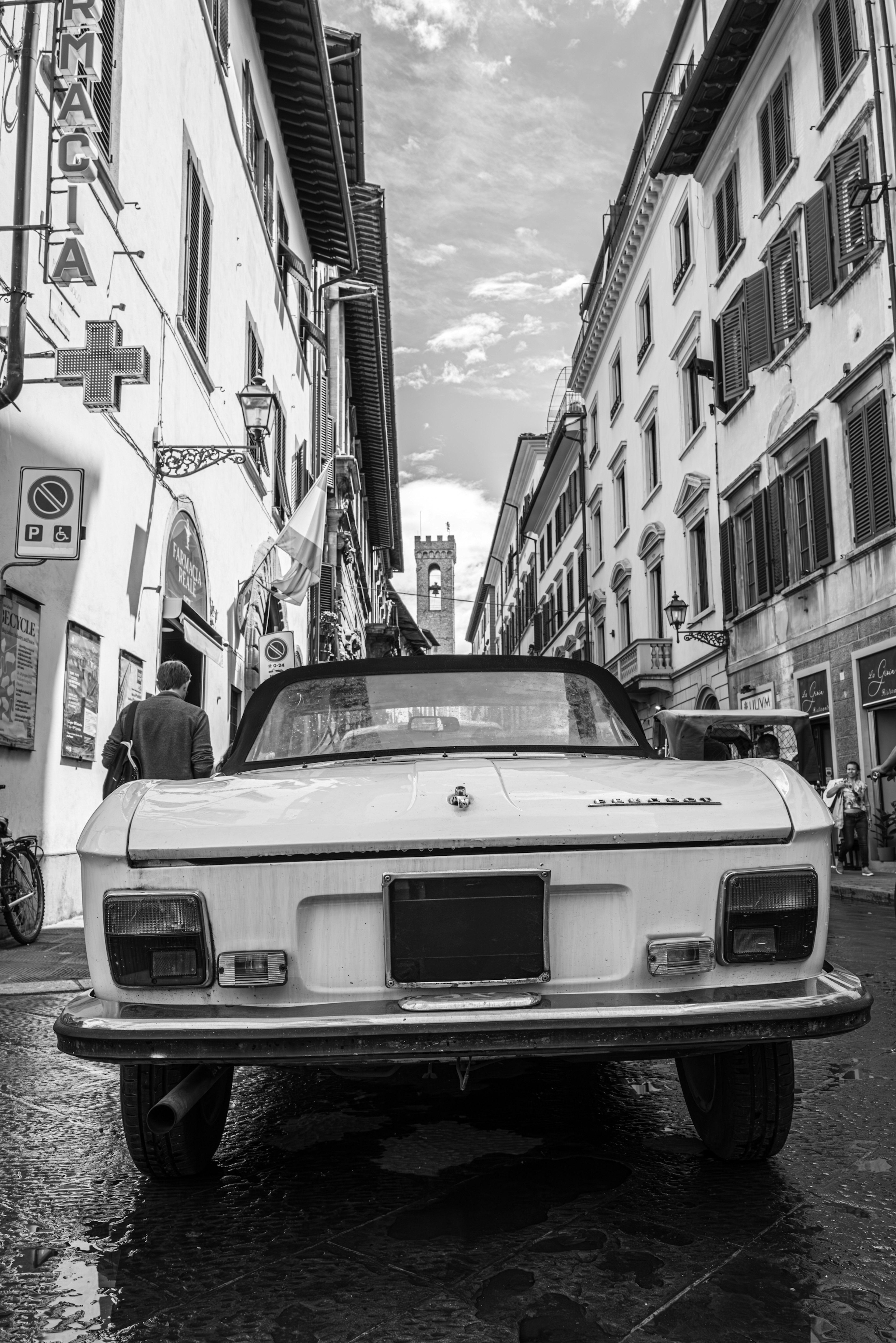 Voiture classique blanche garée sur une rue en pavés