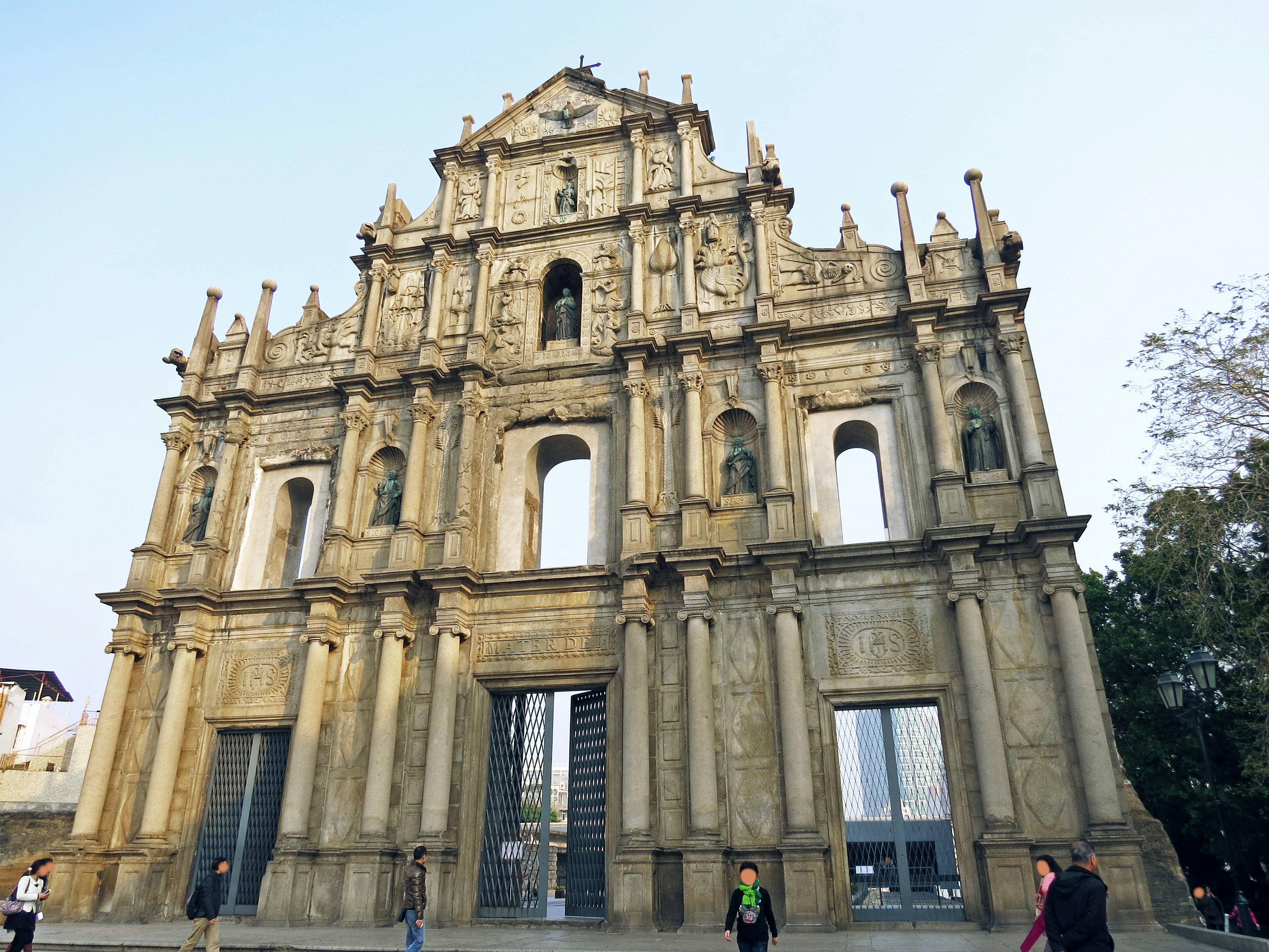 Facade ของ Ruins of St. Paul's ในมาเก๊าที่แสดงสถาปัตยกรรมทางประวัติศาสตร์