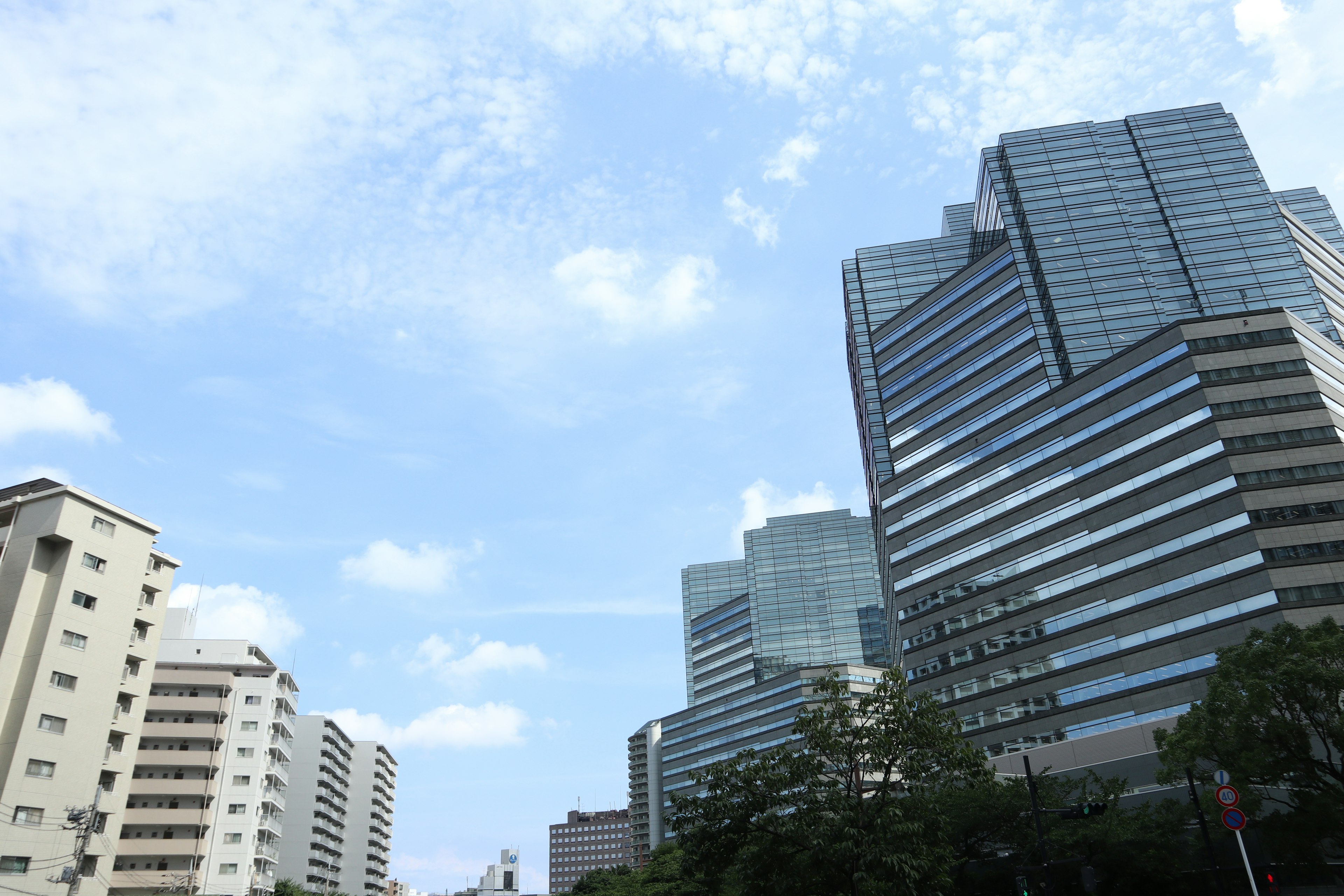 Pemandangan kota dengan gedung pencakar langit dan langit biru