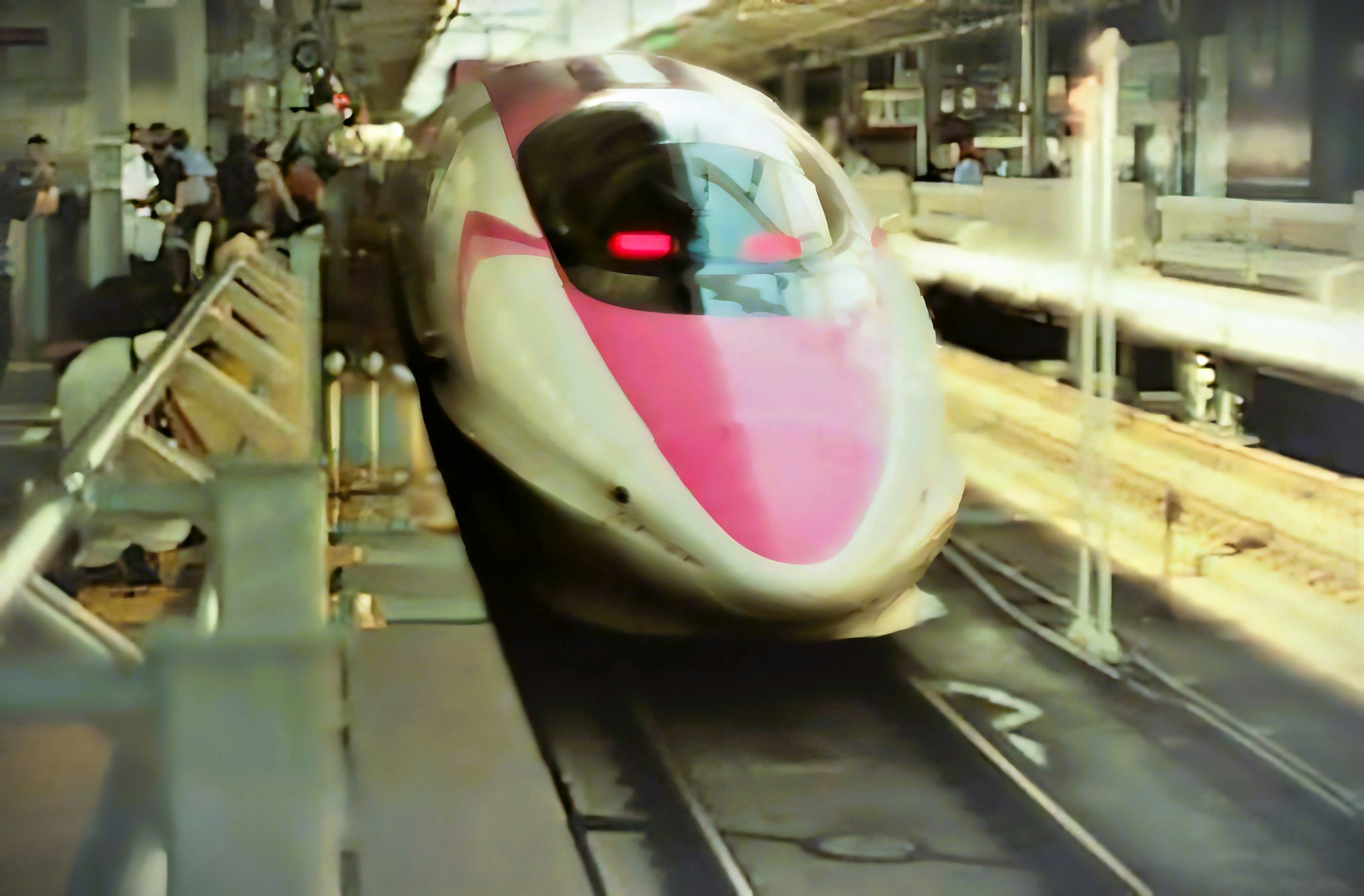 Shinkansen đến ga với thiết kế màu hồng và trắng nổi bật