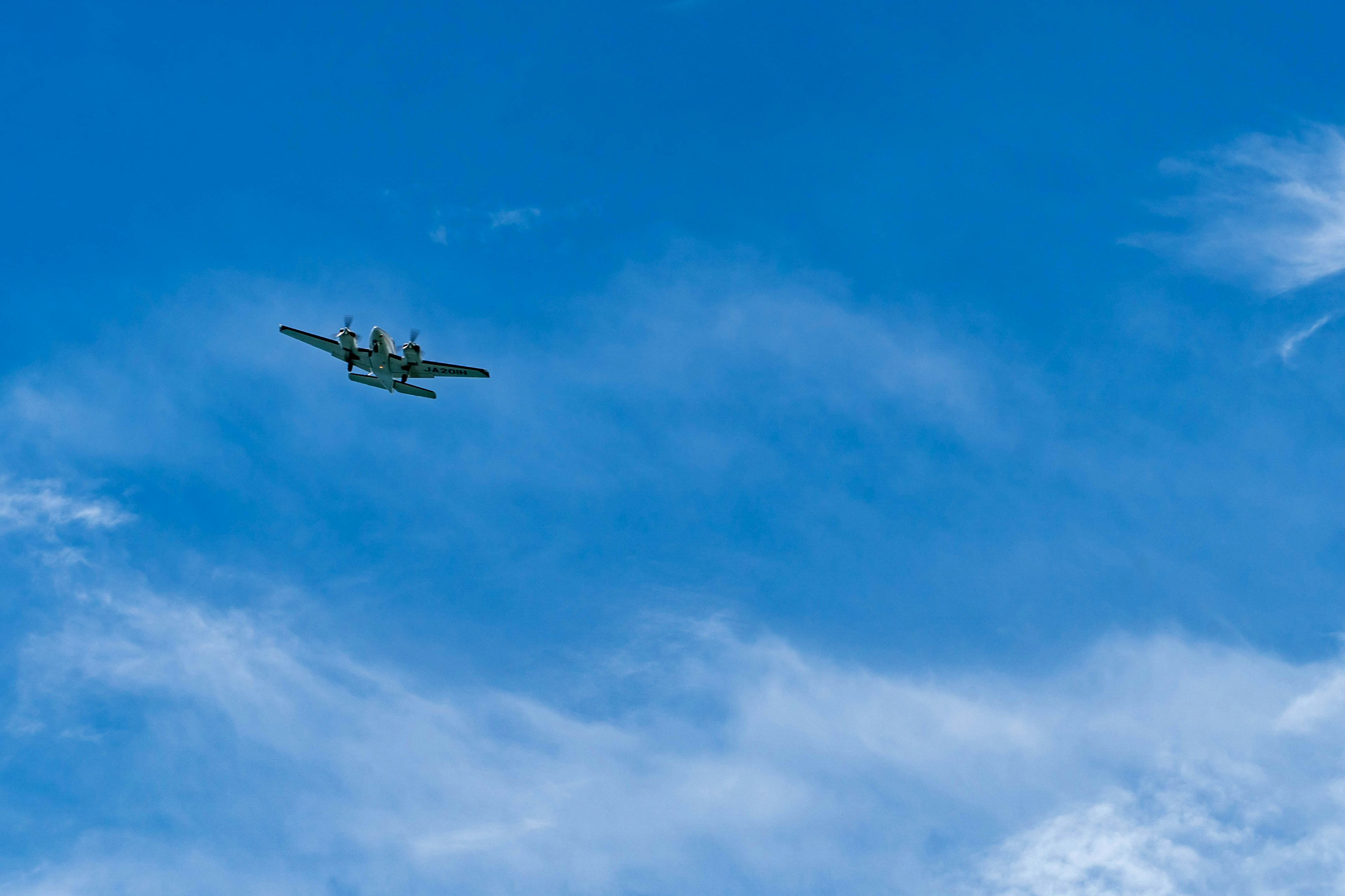 Aereo leggero che vola in un cielo blu