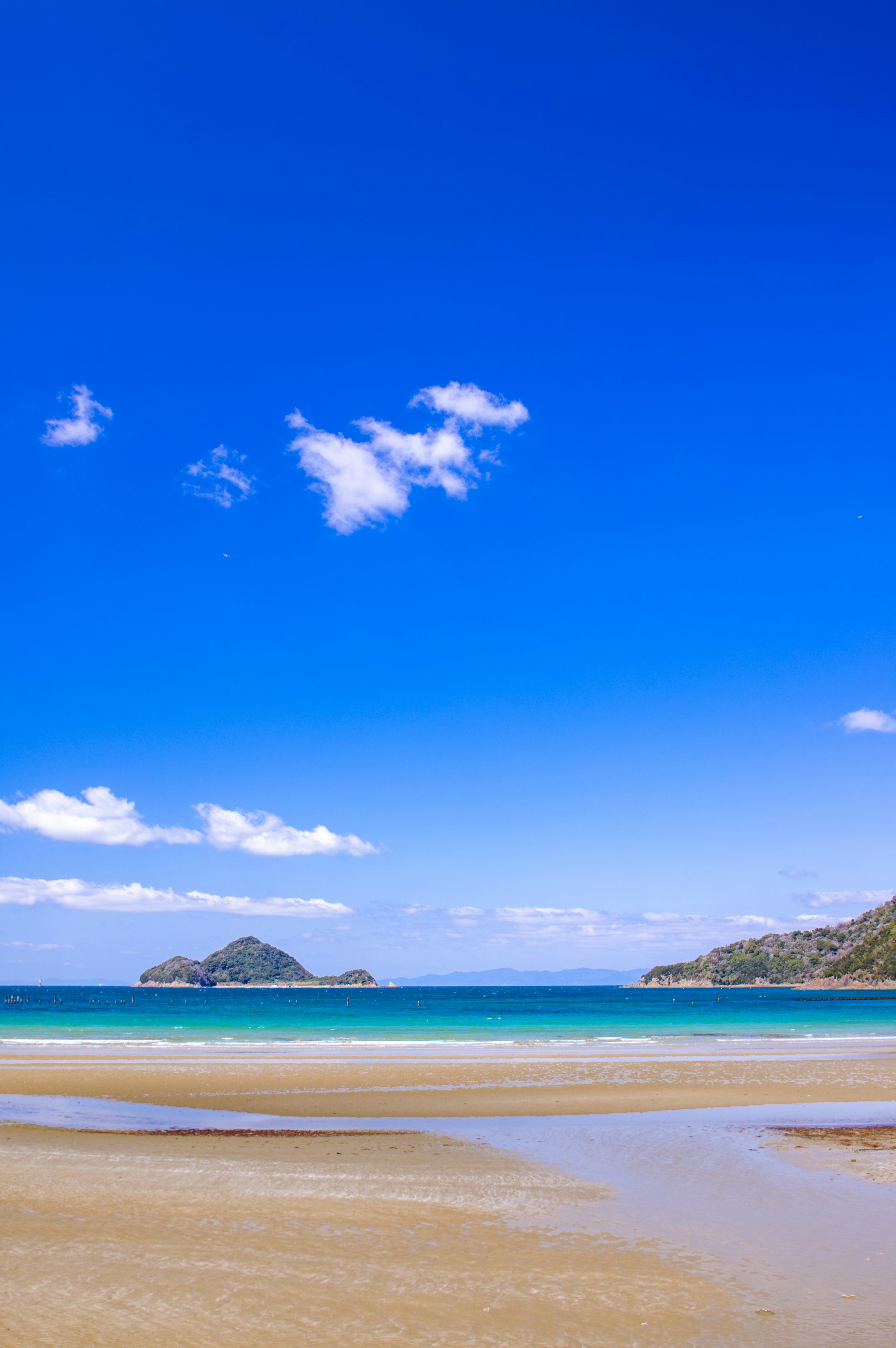 Vue panoramique d'un ciel bleu et d'une belle plage océanique avec des îles