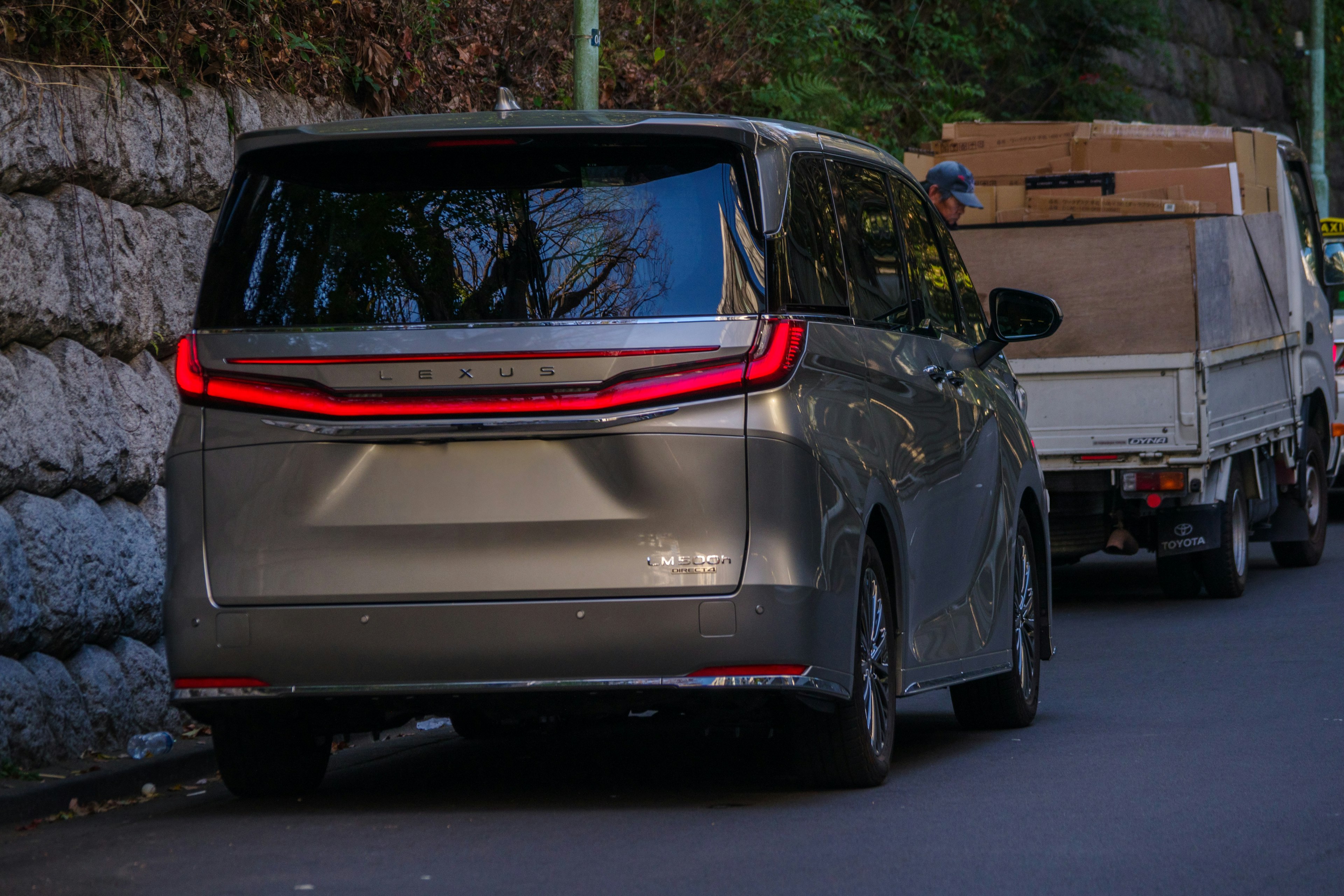 Moderner Minivan mit auffälligen Rücklichtern von hinten gesehen