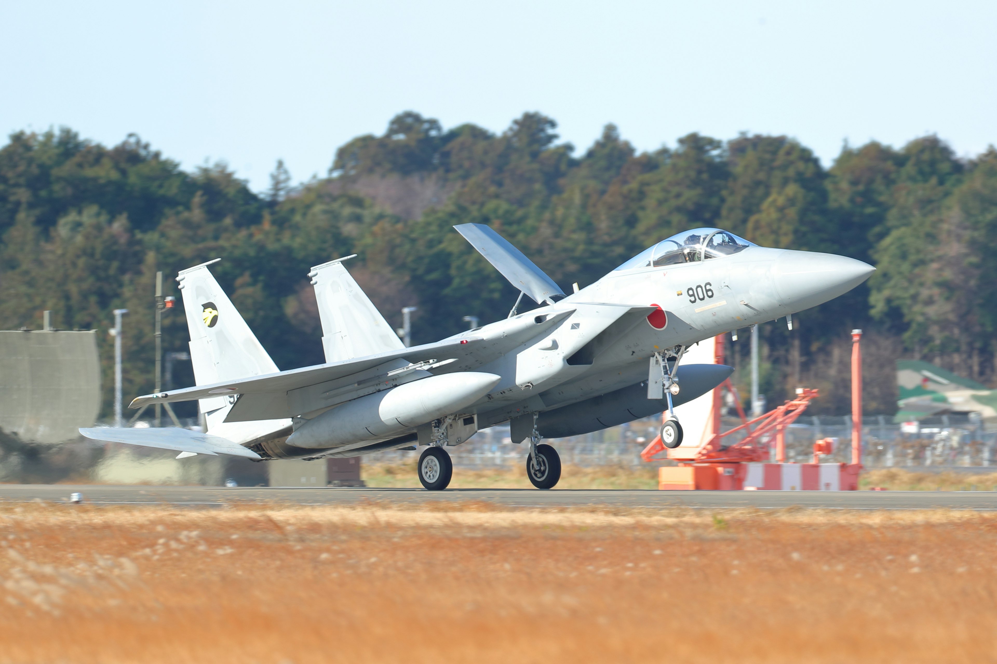 Caza F-15 despegando con el tren de aterrizaje retraído