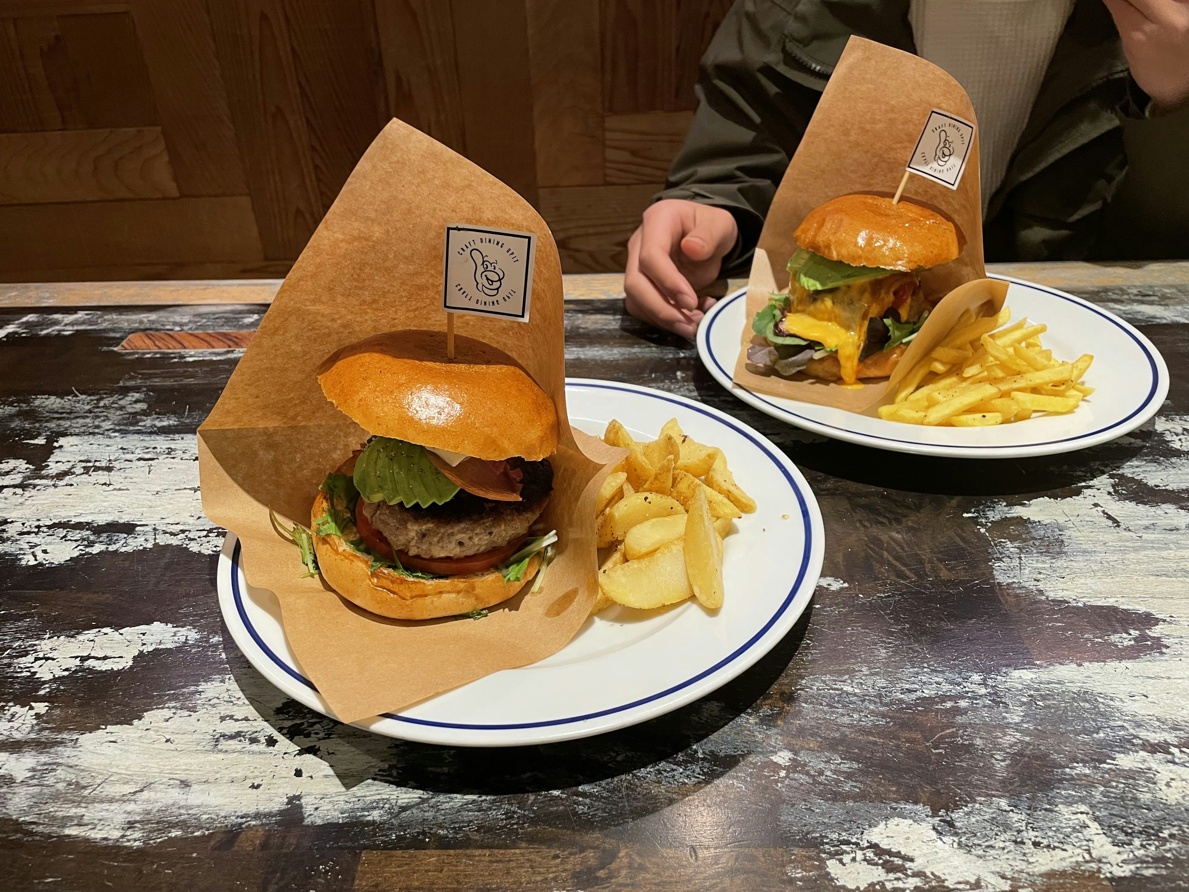 Leckere Burger und Pommes auf einem rustikalen Tisch