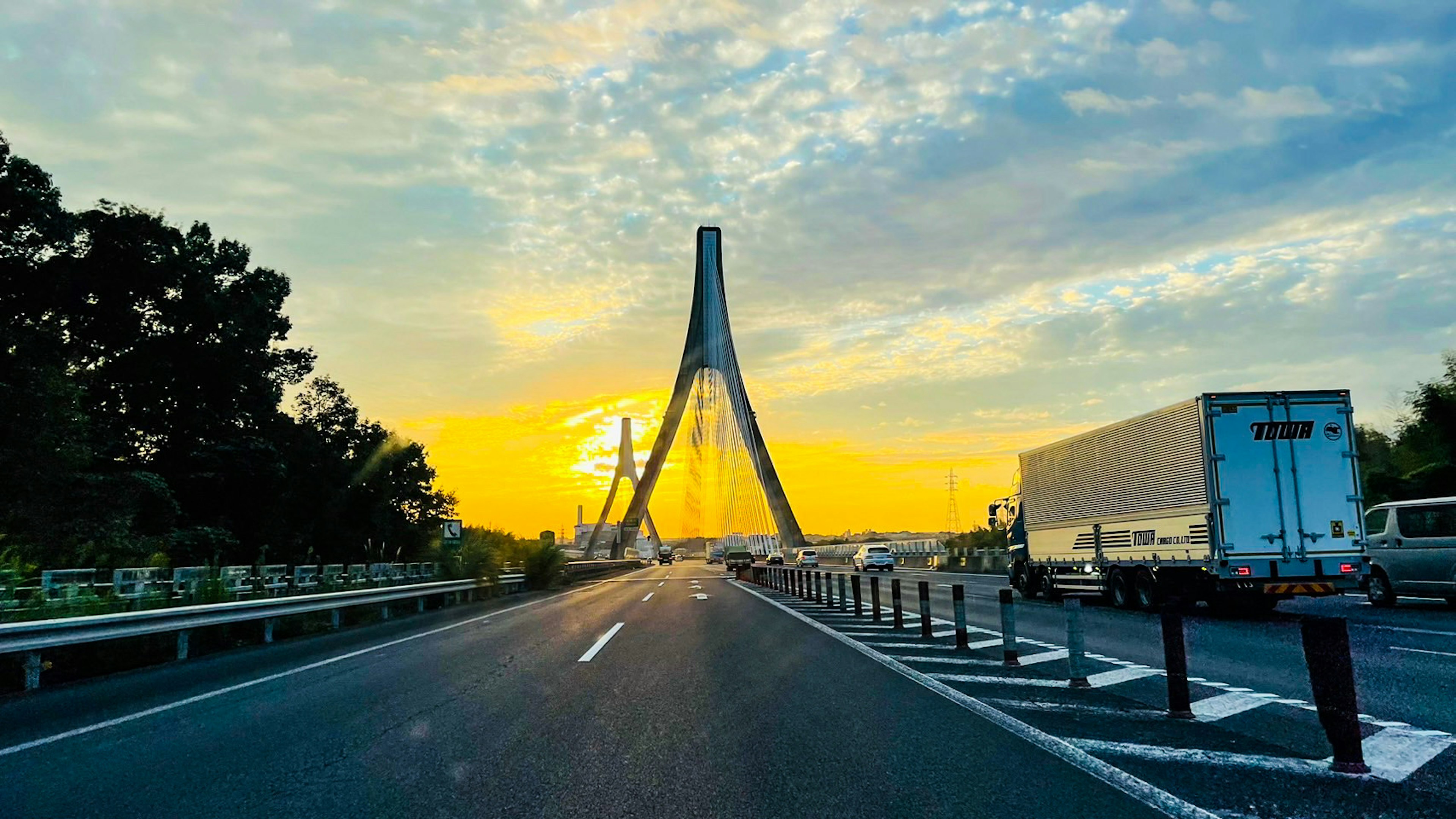 夕日を背景にした橋と道路の風景