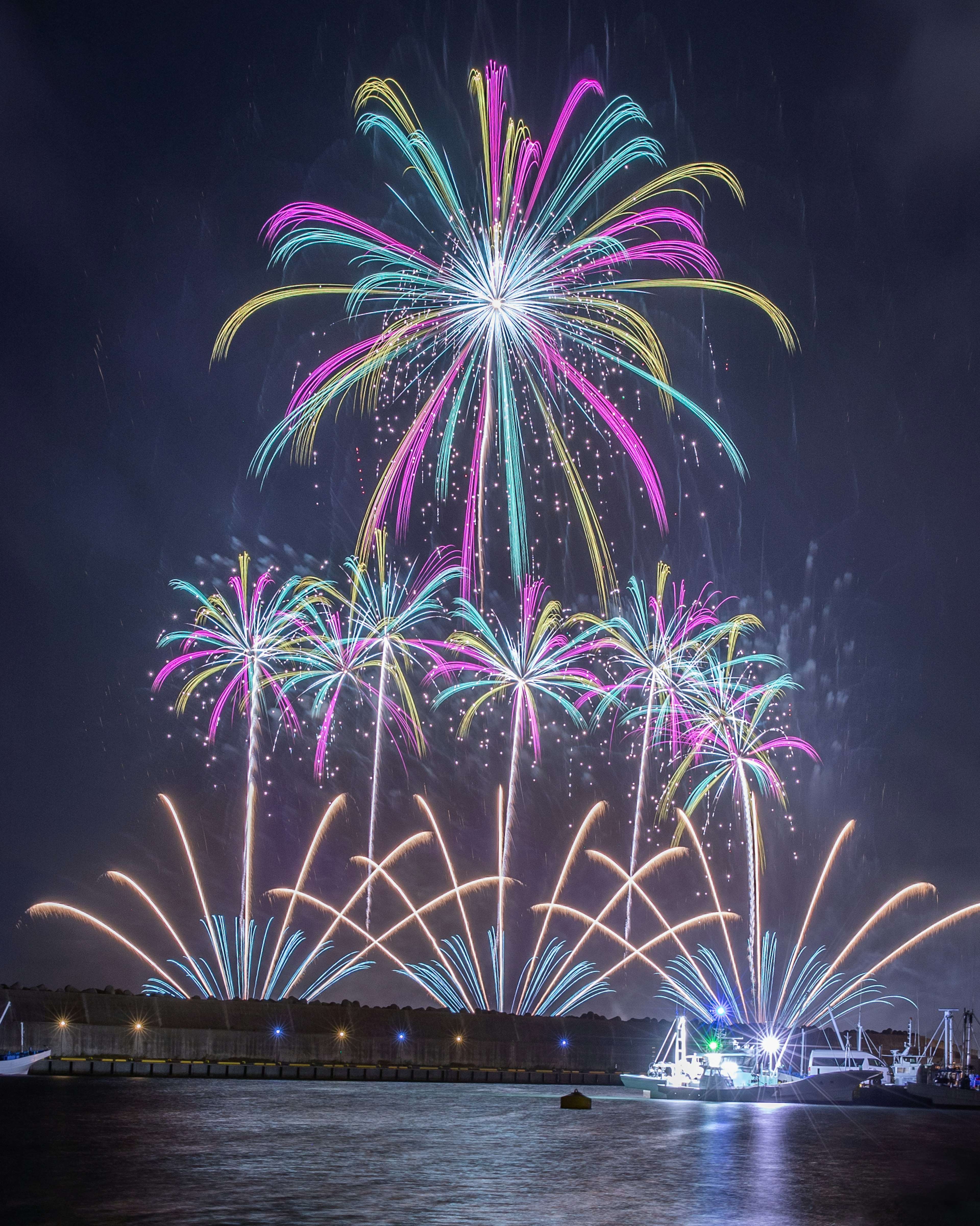 夜空に色鮮やかな花火が打ち上げられた美しい光景