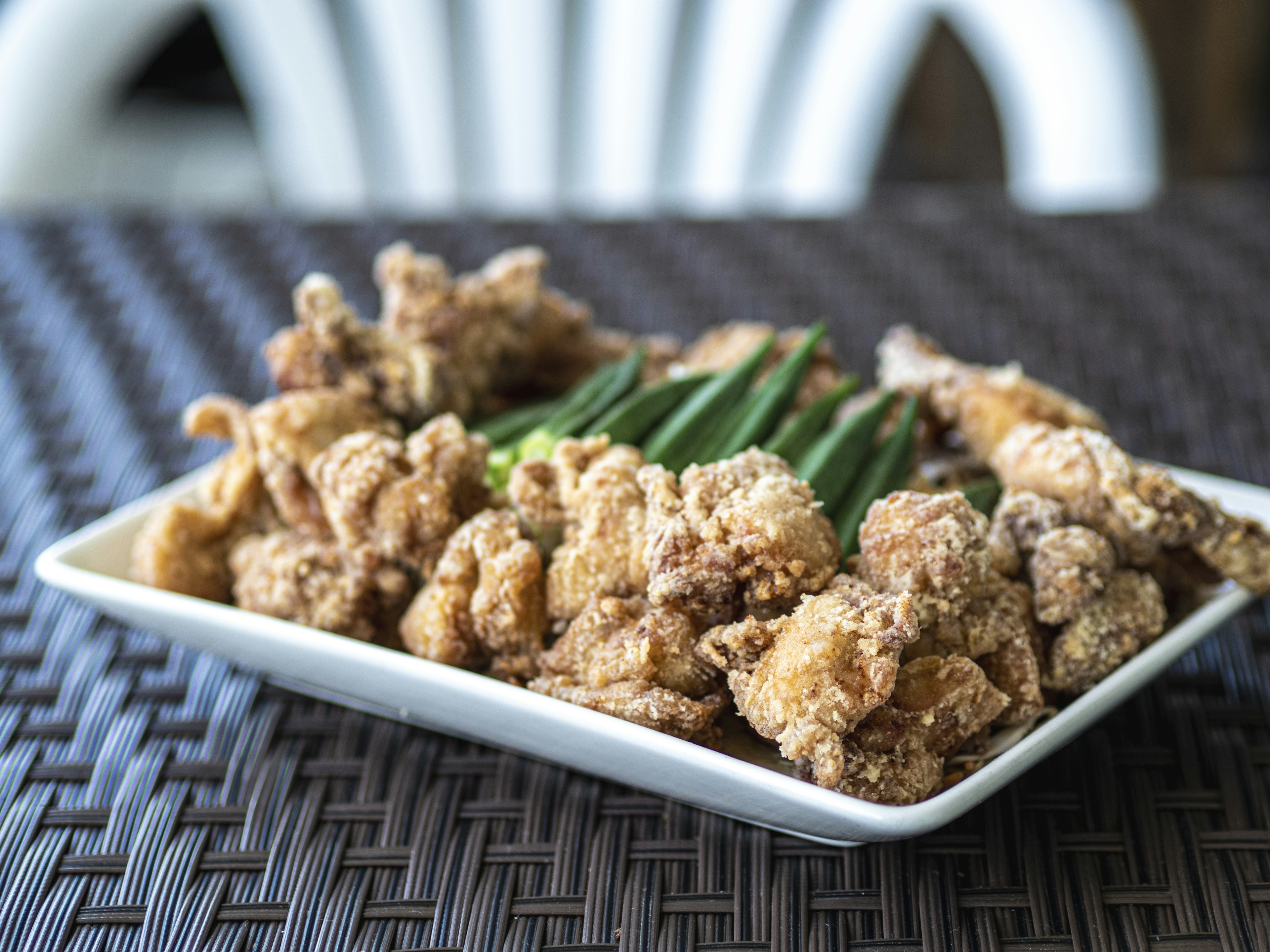 Assiette de morceaux de poulet frit avec des gombos verts