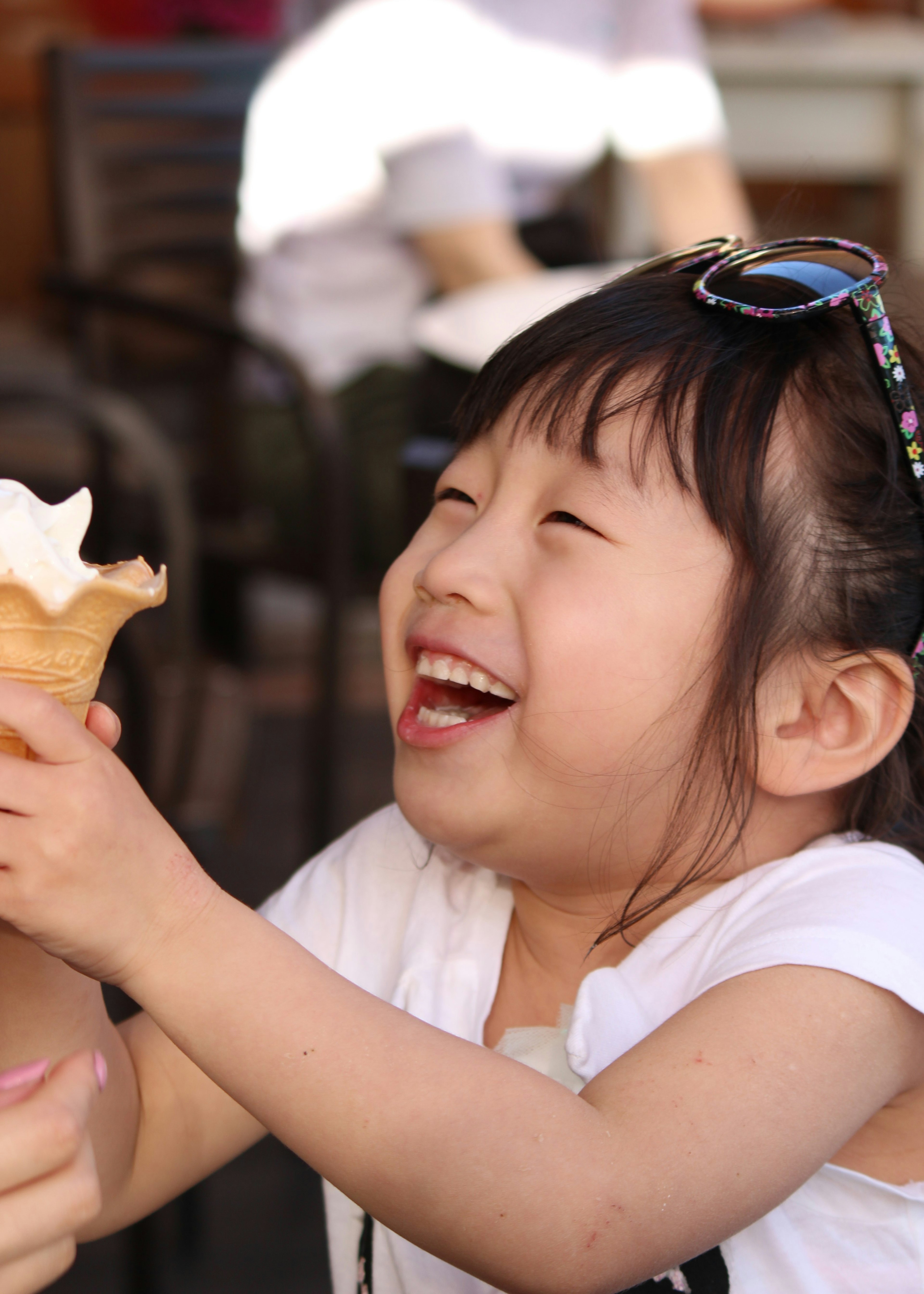 Bambina sorridente con un cono gelato