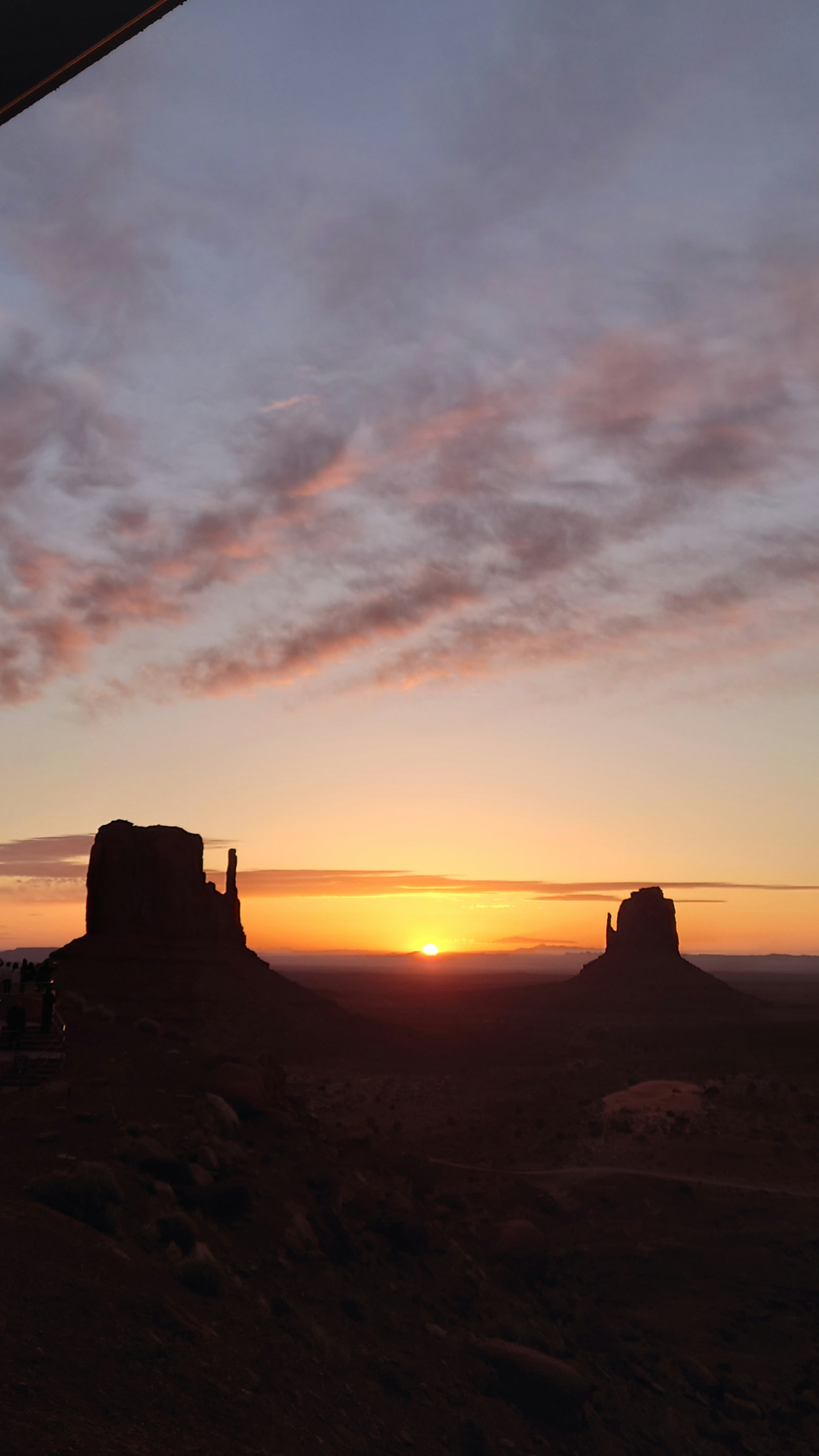 Cảnh đẹp của Monument Valley lúc hoàng hôn với các khối đá lớn và bầu trời đầy màu sắc