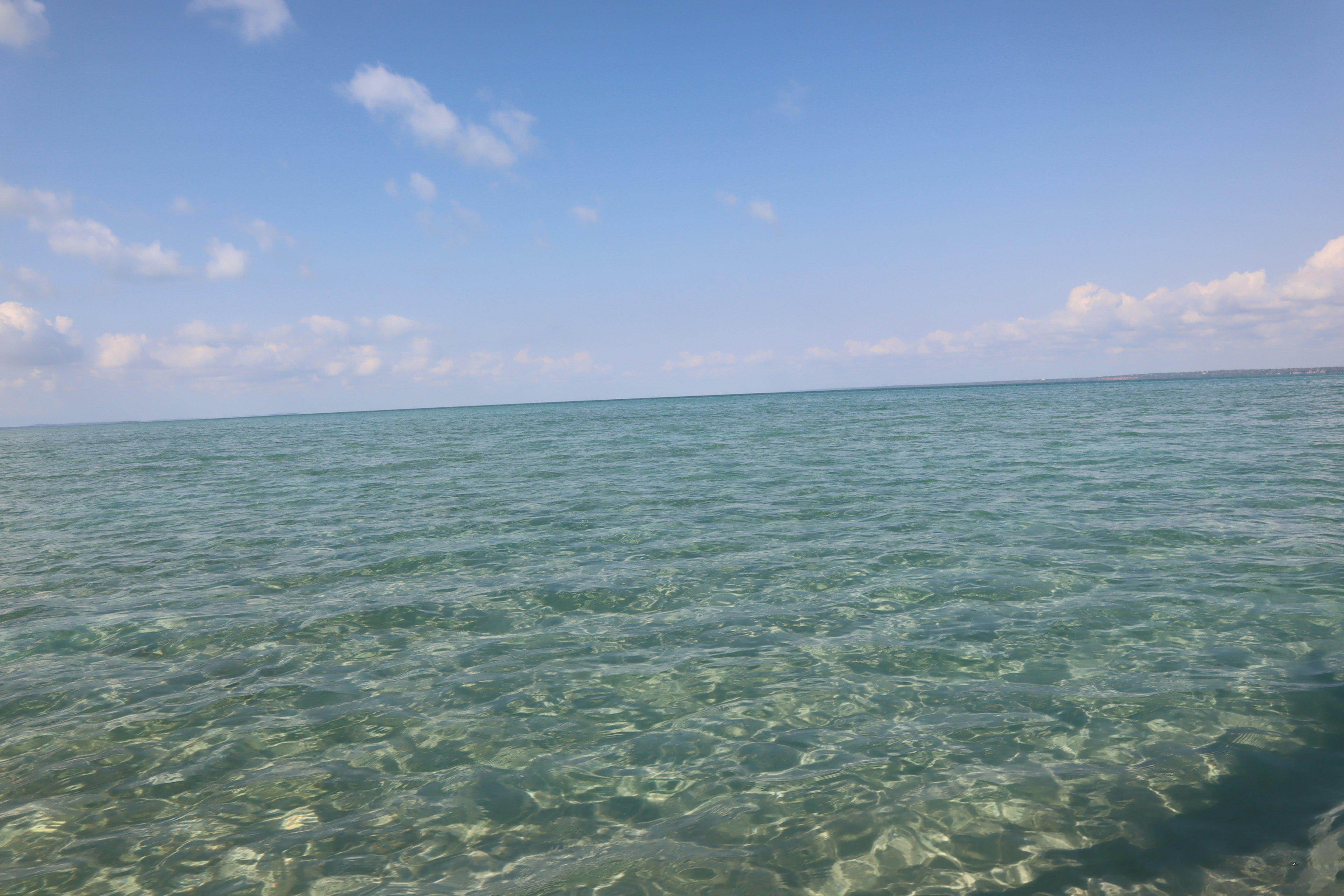 Klare Wasseroberfläche mit blauem Himmel über dem Ozean