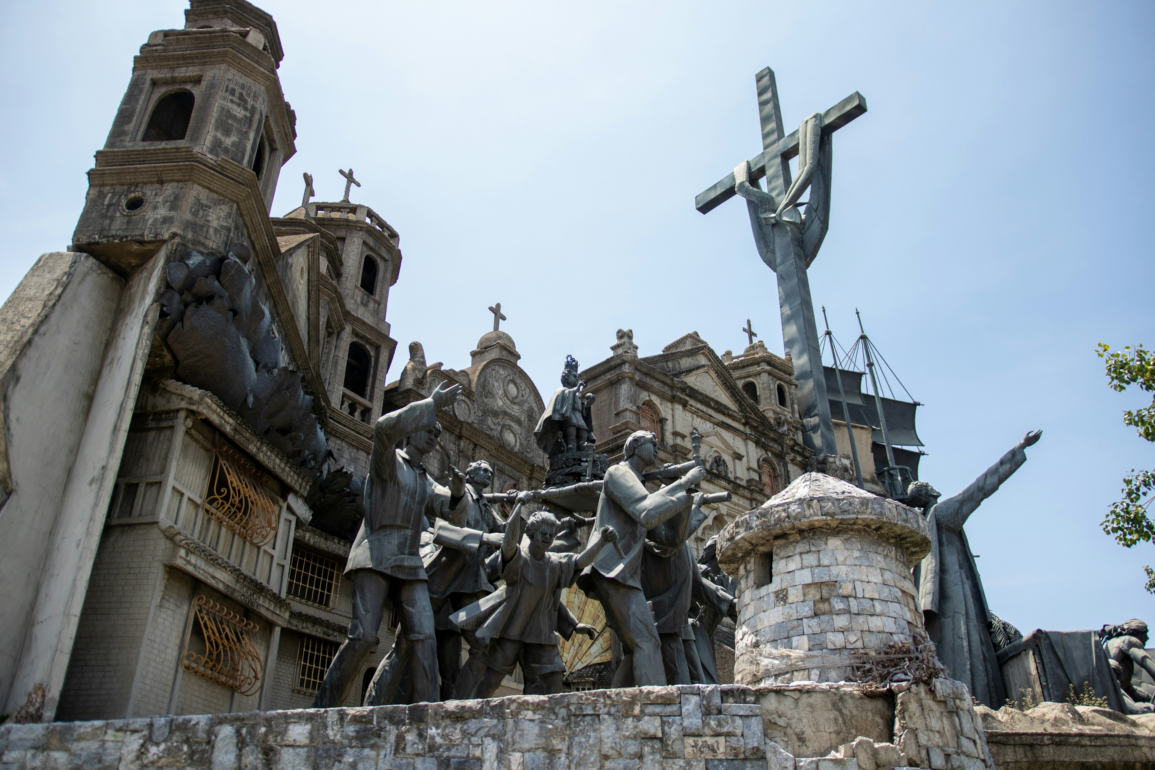 Sculptures dramatiques représentant une scène religieuse devant un bâtiment historique