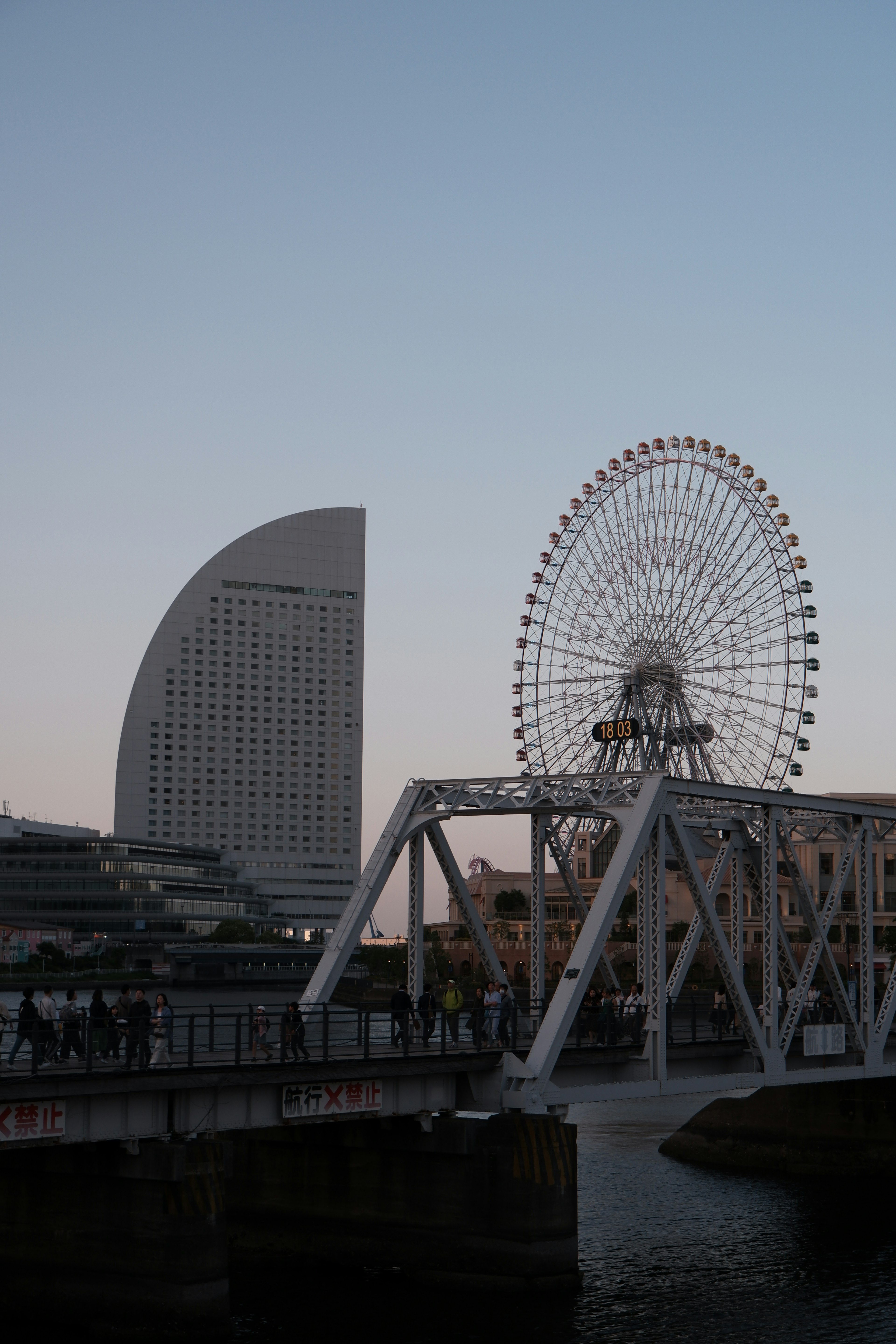 横浜の観覧車と建物のシルエットが夕暮れに映える風景