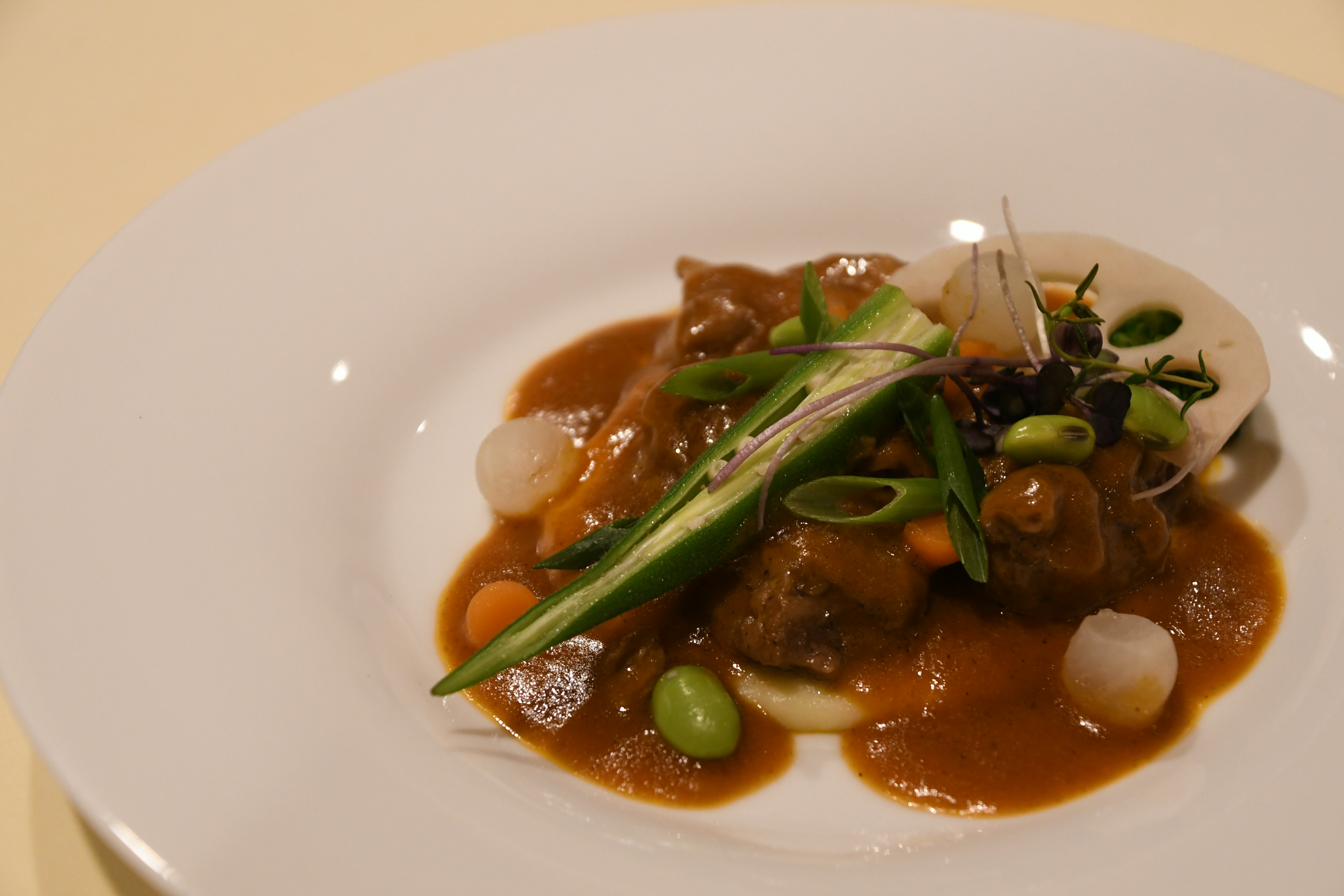 Un piatto di carne guarnito con cipolle verdi e verdure