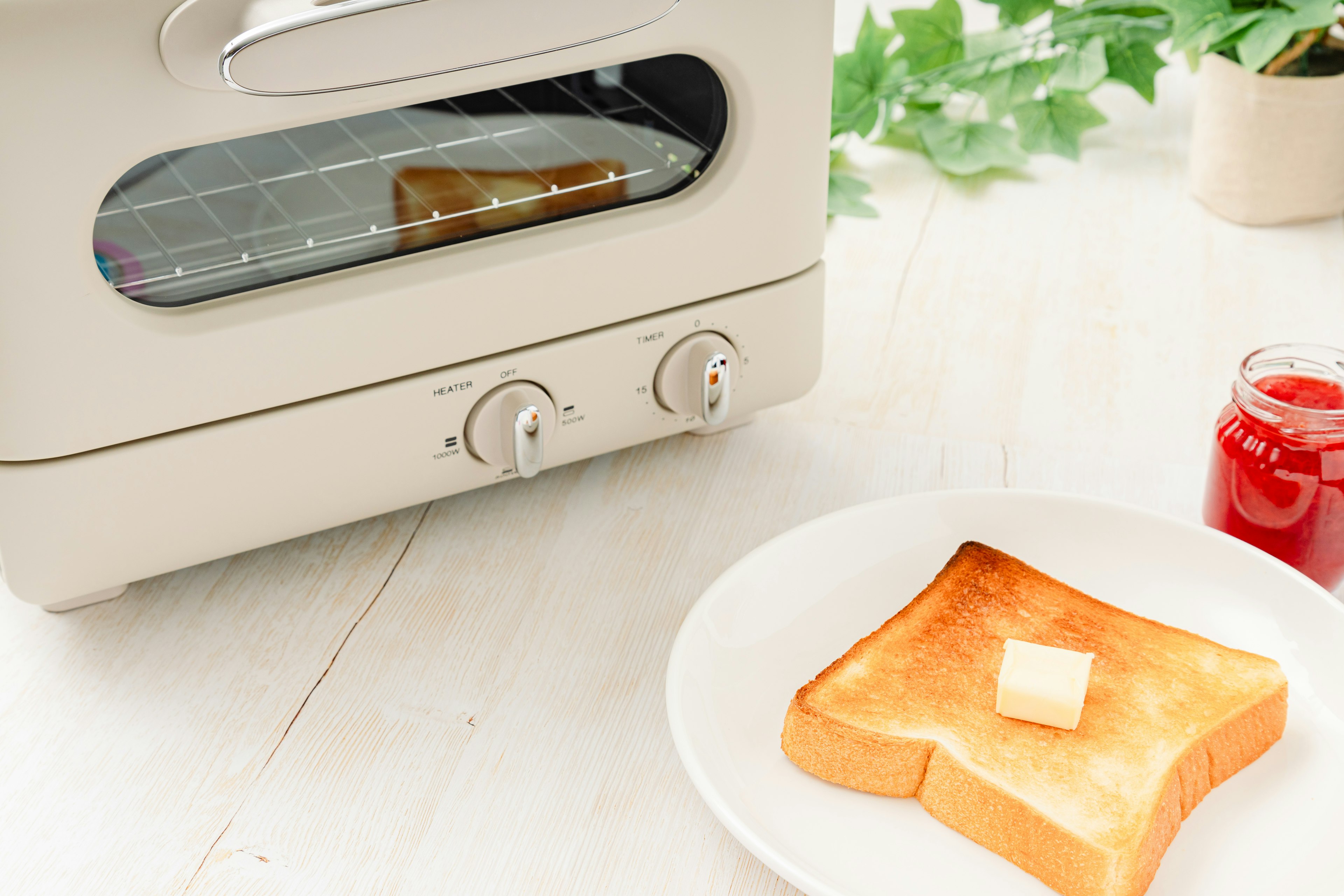 Escena de desayuno con una tostadora y tostadas con mantequilla