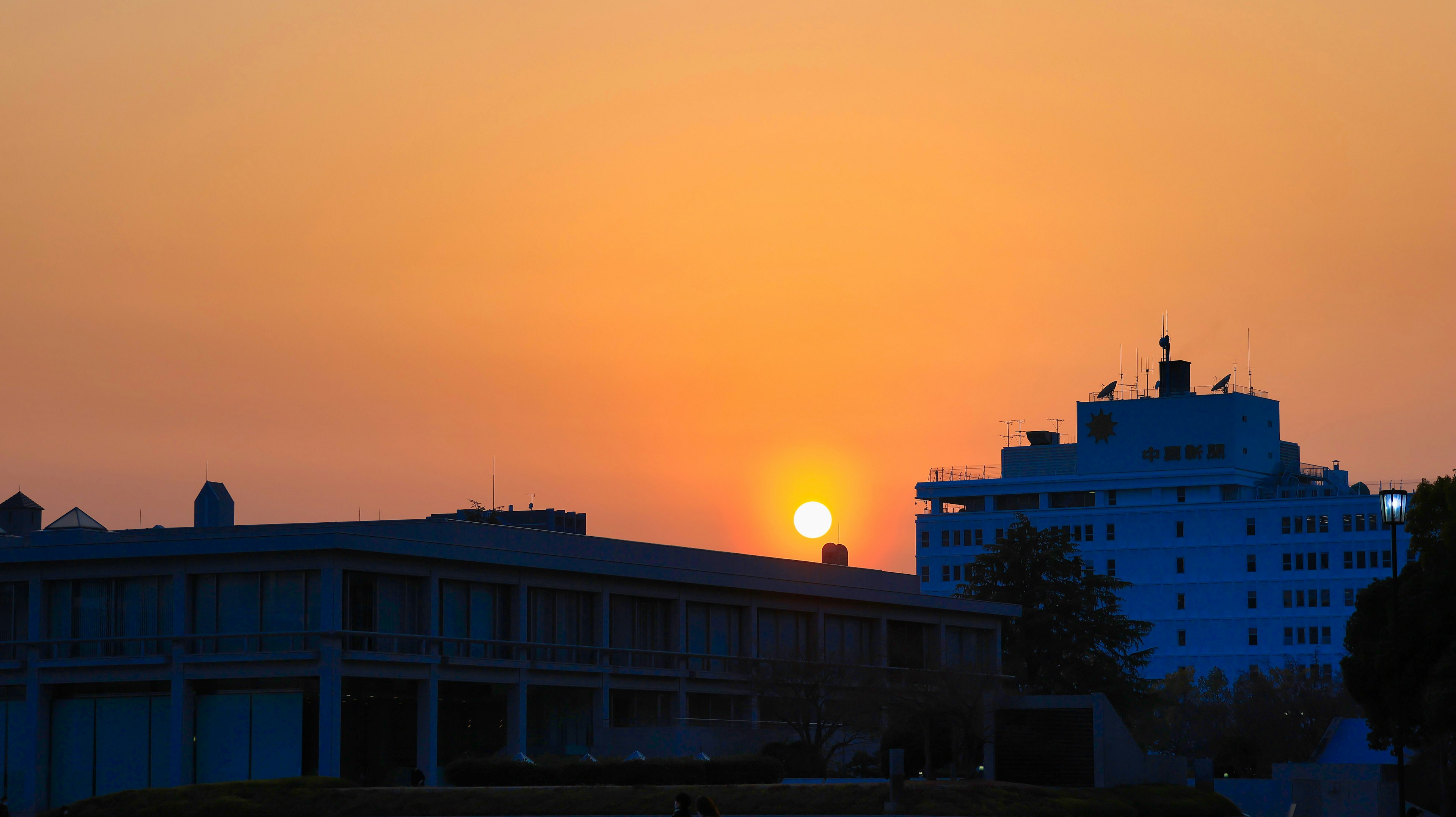 Paysage urbain avec coucher de soleil et bâtiments en silhouette