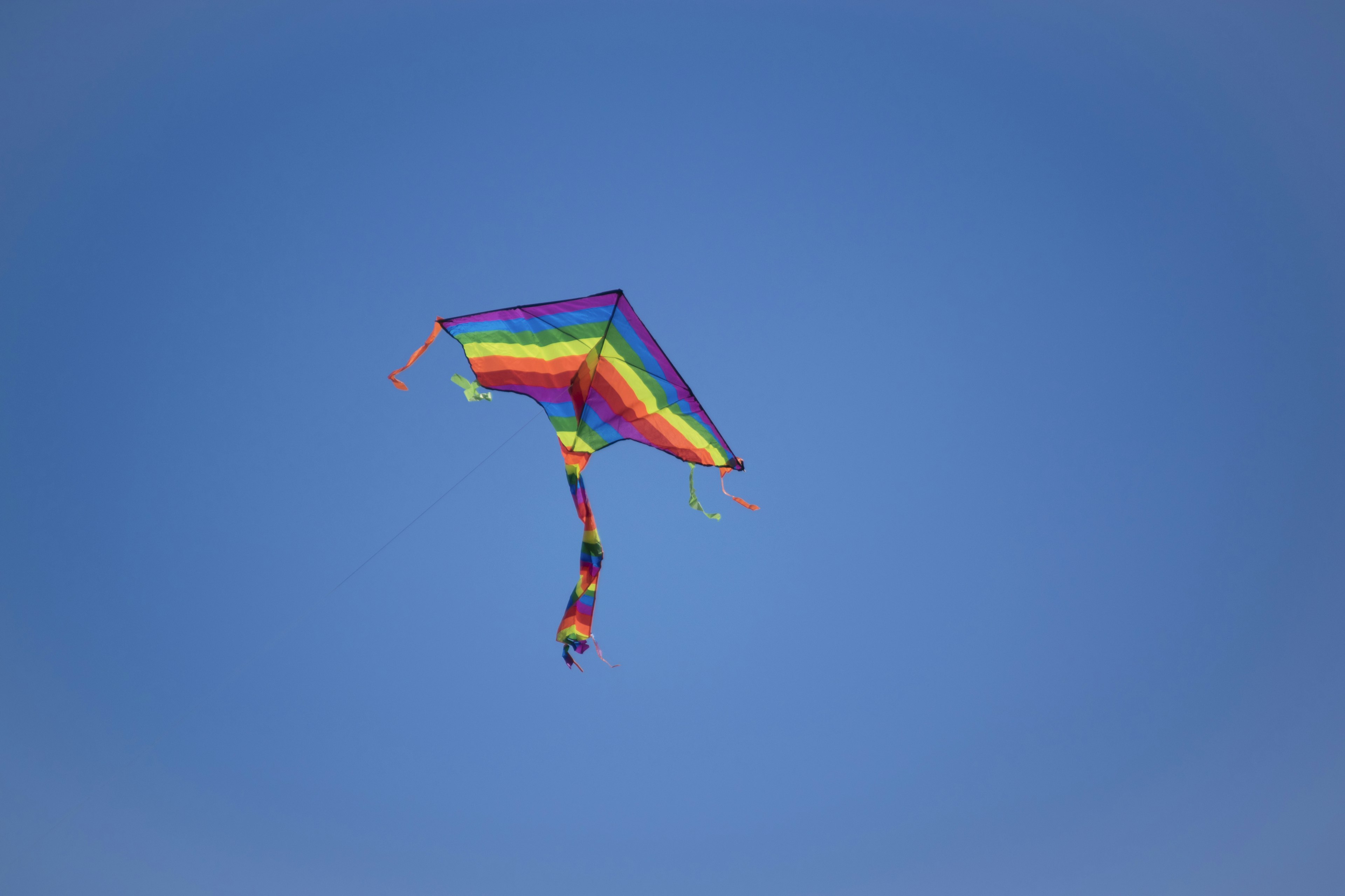 Cometa colorida volando en el cielo azul