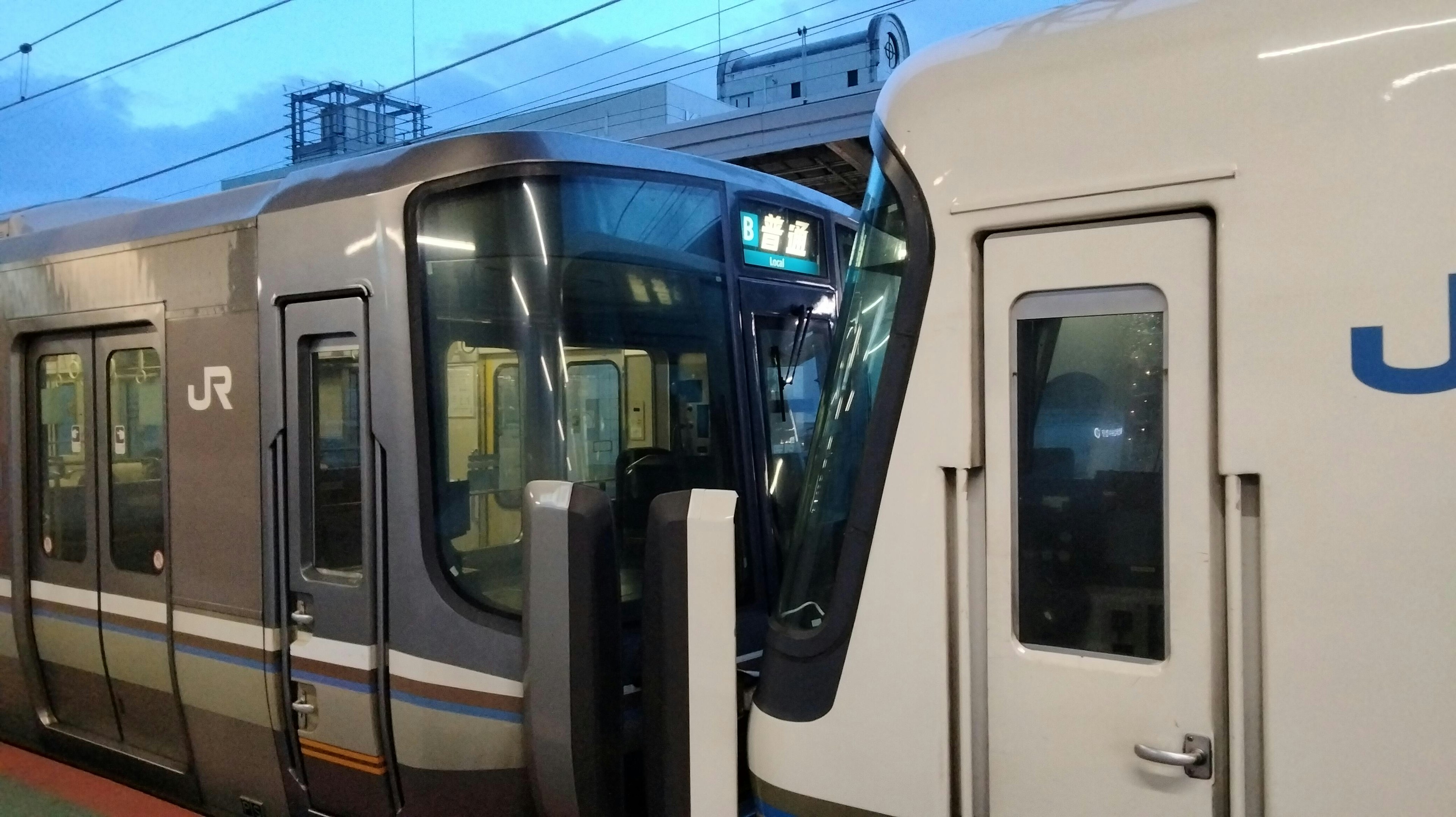 JR列車停靠在車站，具有現代設計