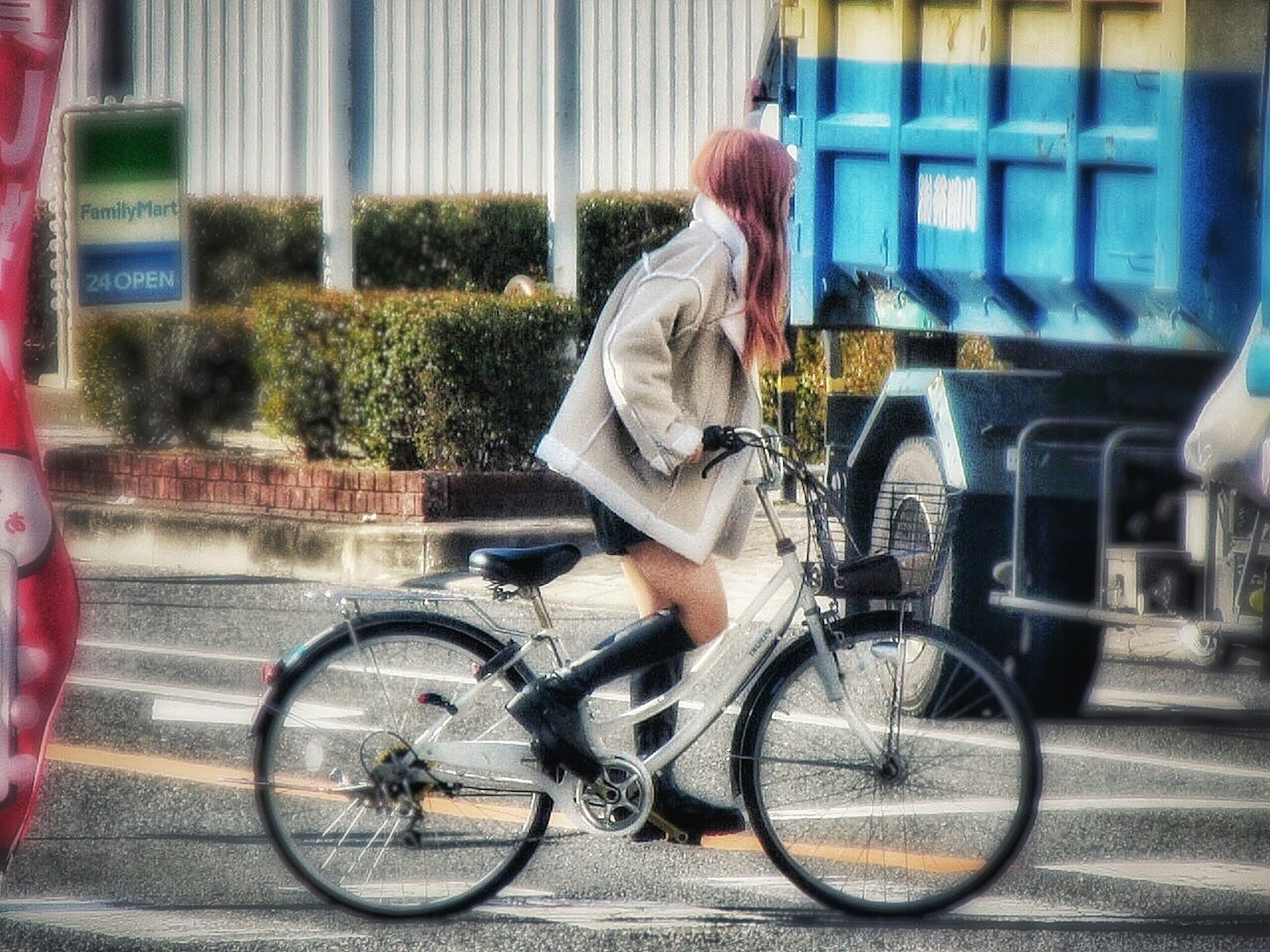 Une femme à vélo avec un arrière-plan flou