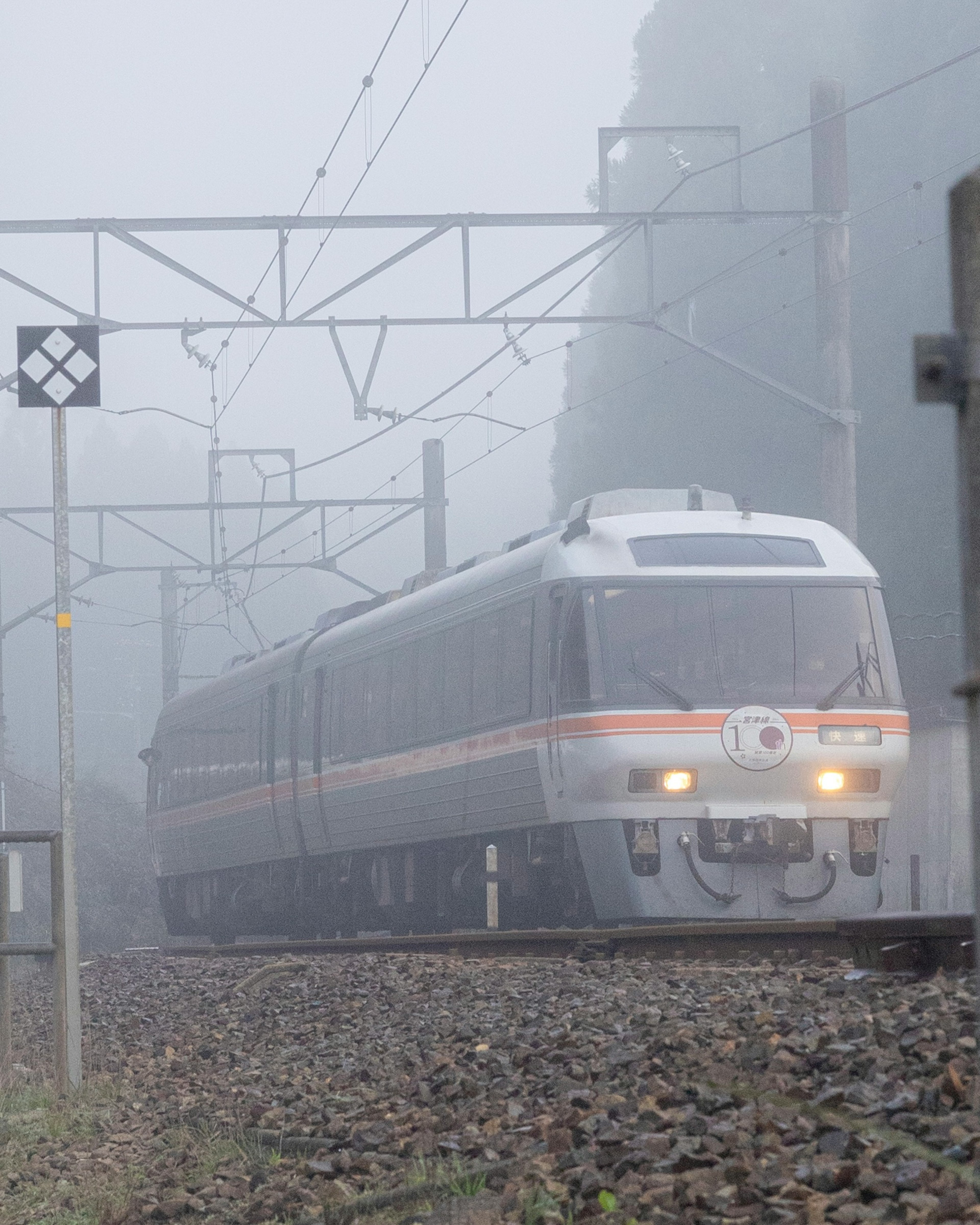 霧の中を走る列車の風景