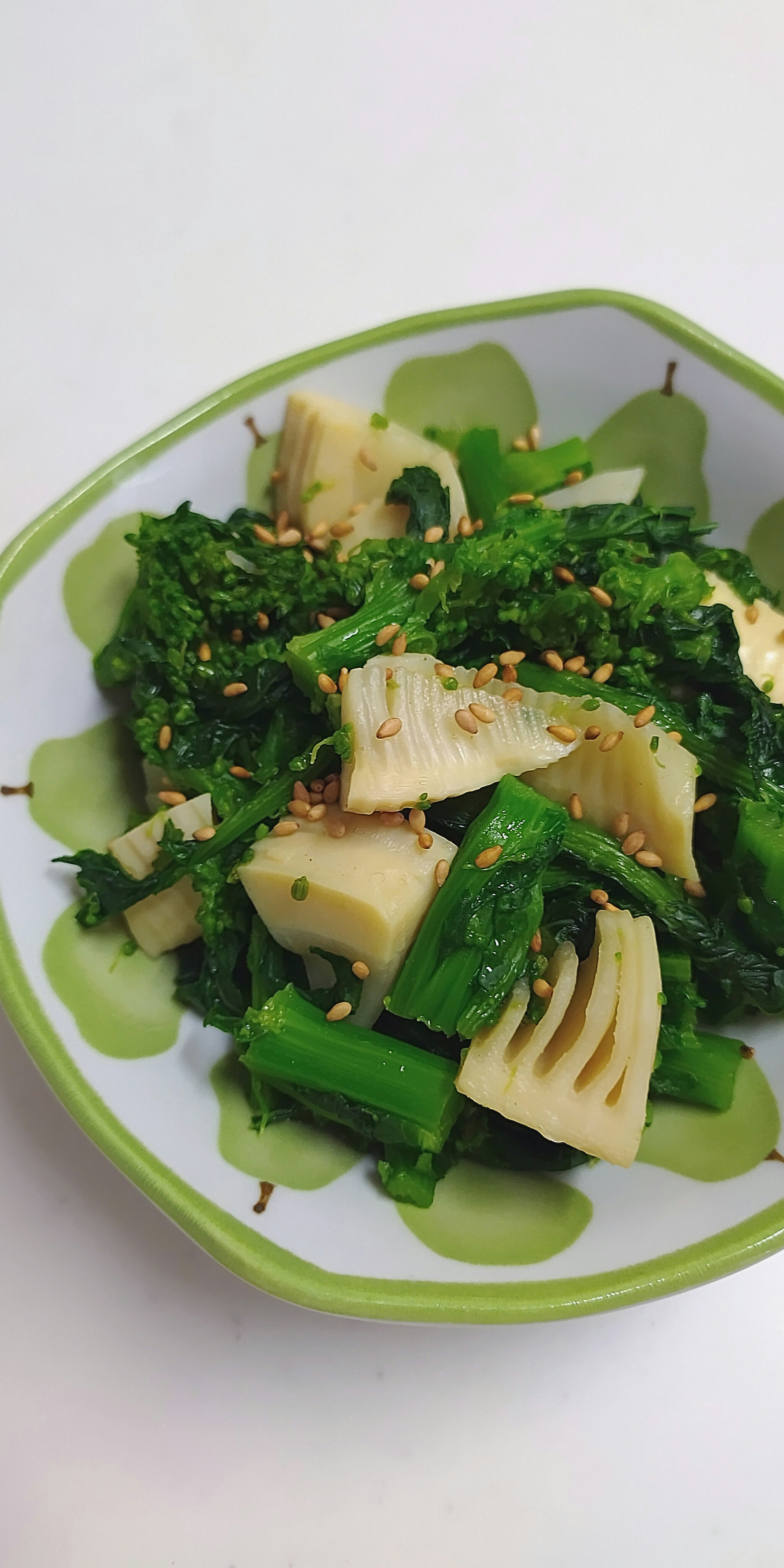 Una ciotola di insalata di verdure verdi e germogli di bambù