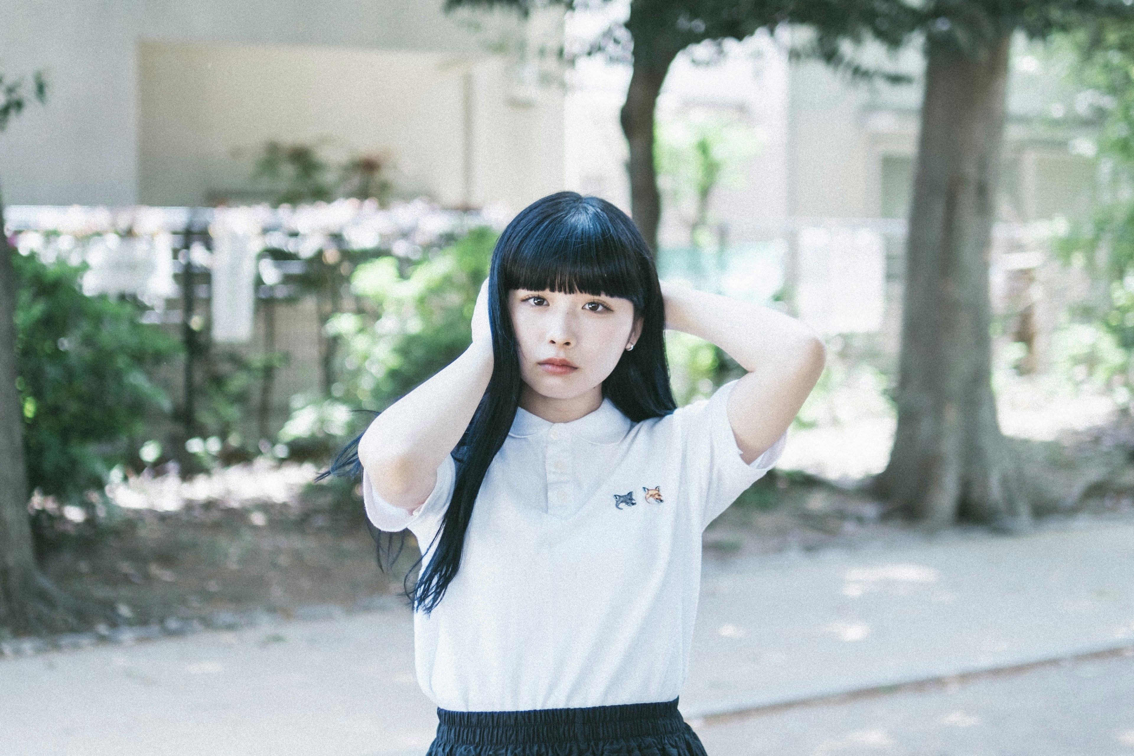 Une femme portant un t-shirt blanc dans un parc