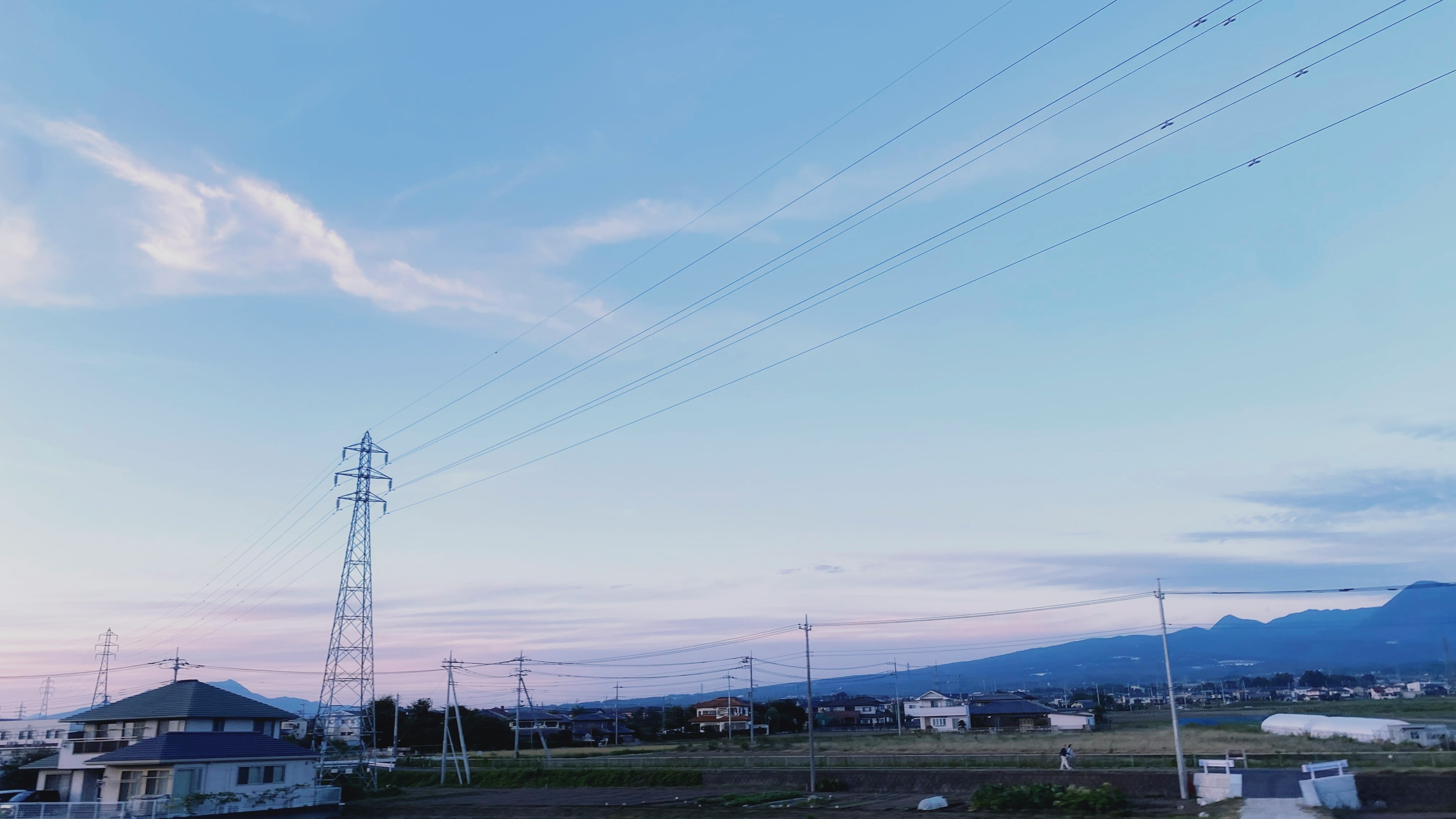 夕焼けの空と電柱が映る風景