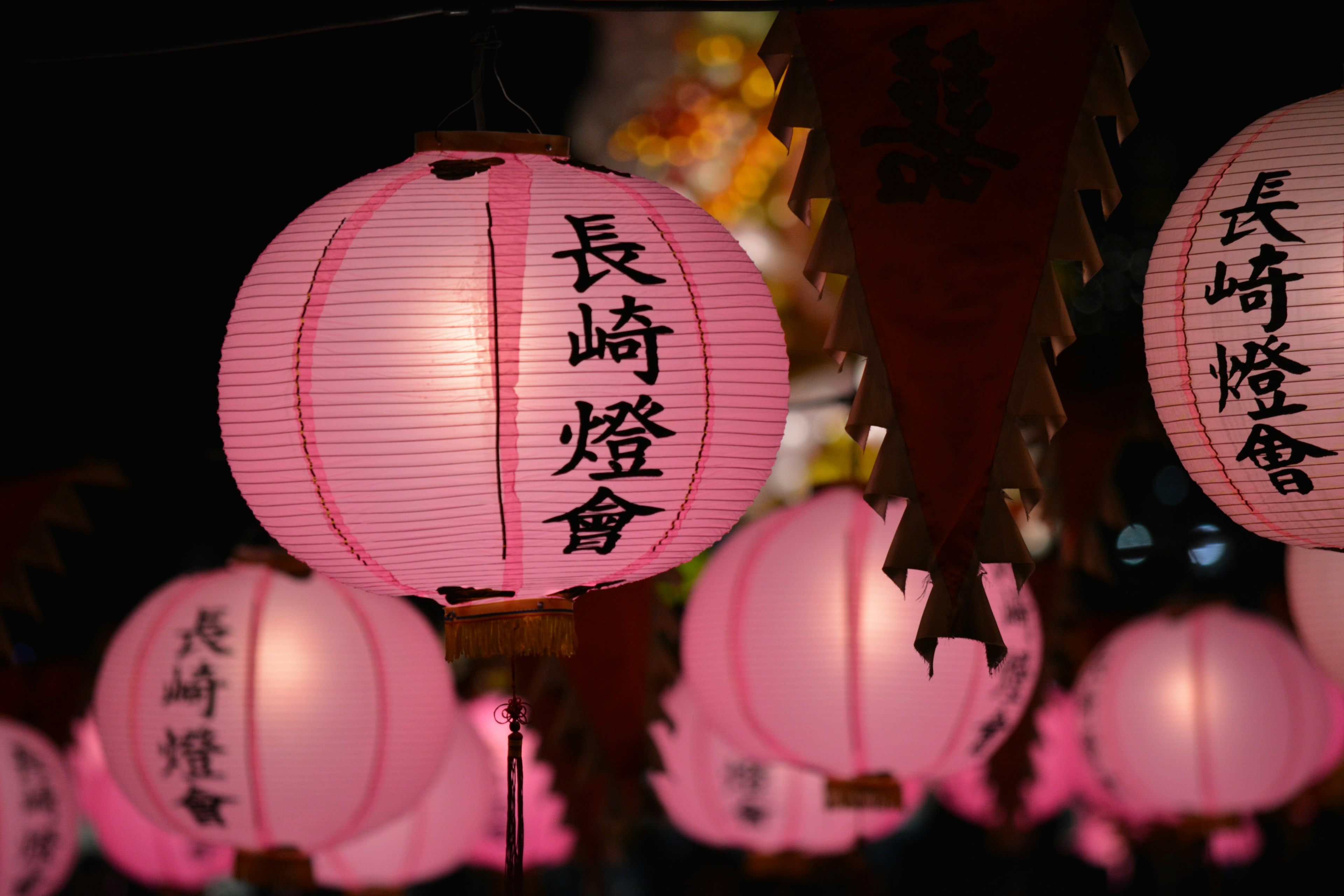 Lanterne rosa che illuminano la notte mostrando il Festival delle Lanterne di Nagasaki