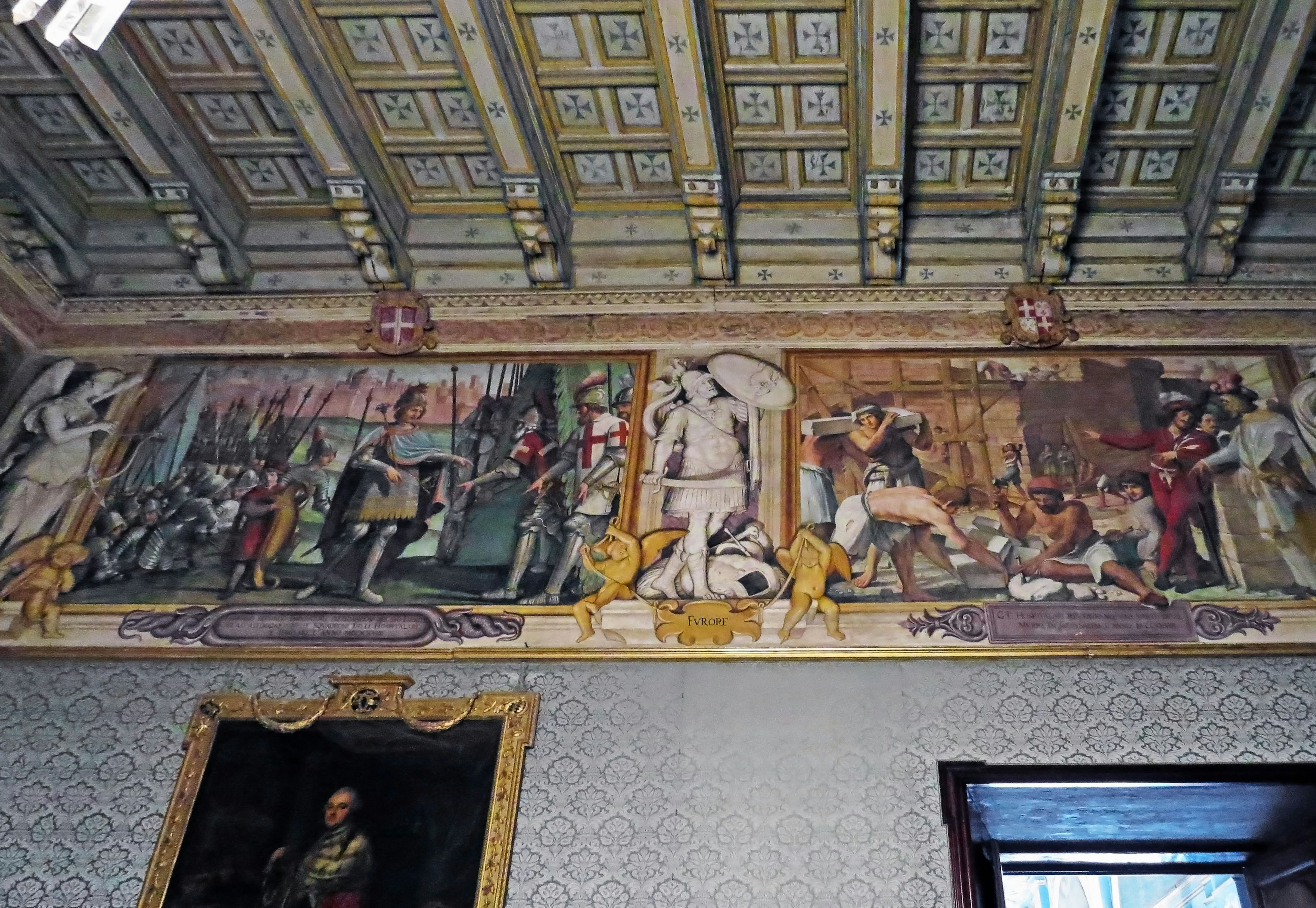 Interno di una stanza con un affresco storico sulla parete