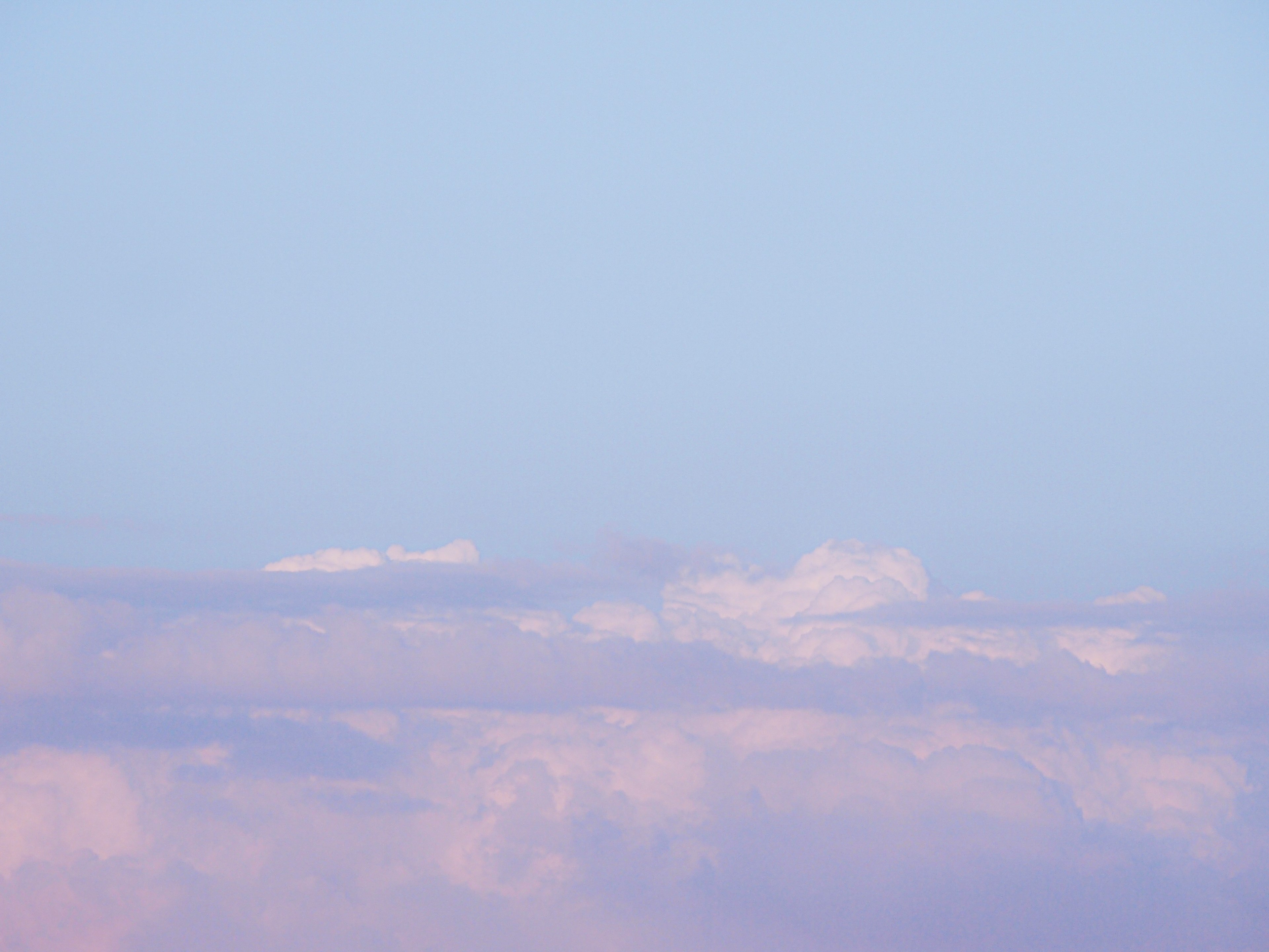 Cielo suave azul y rosa con nubes flotantes