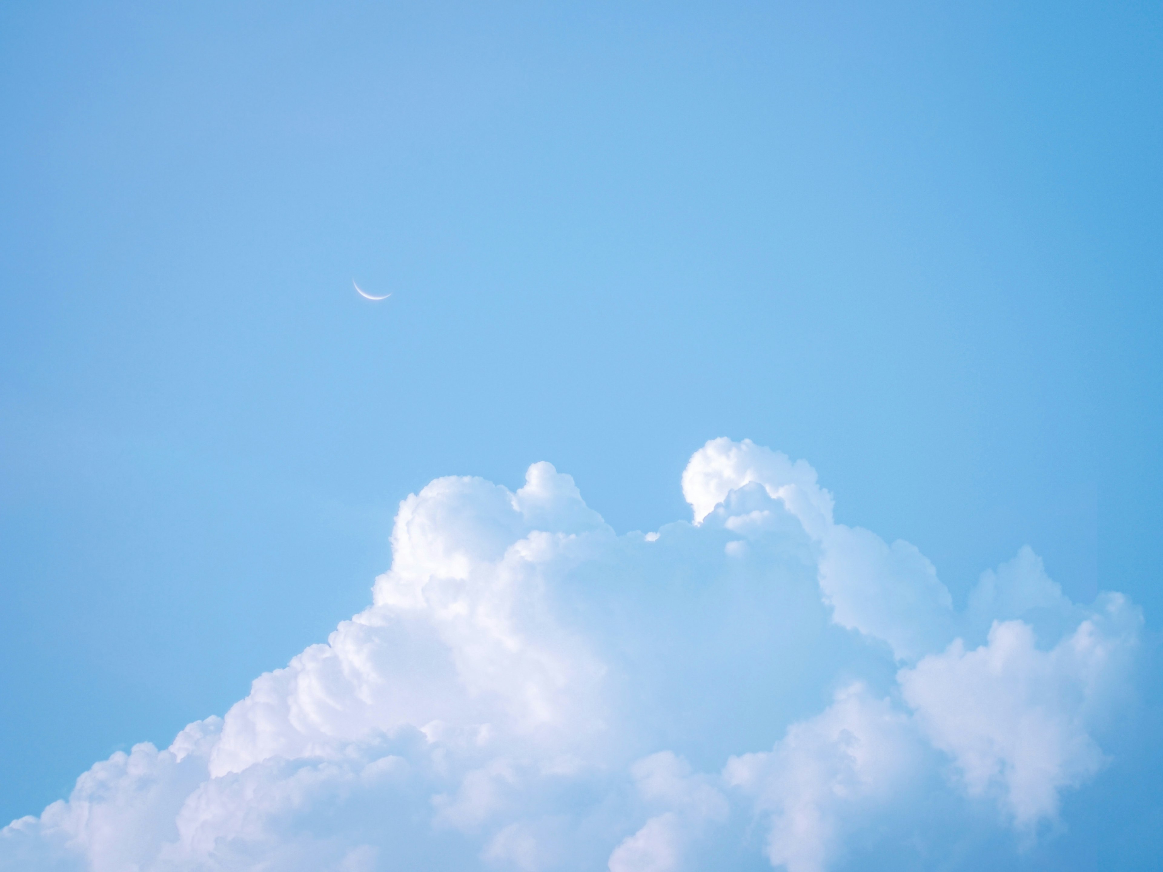 青空と白い雲の美しい景色