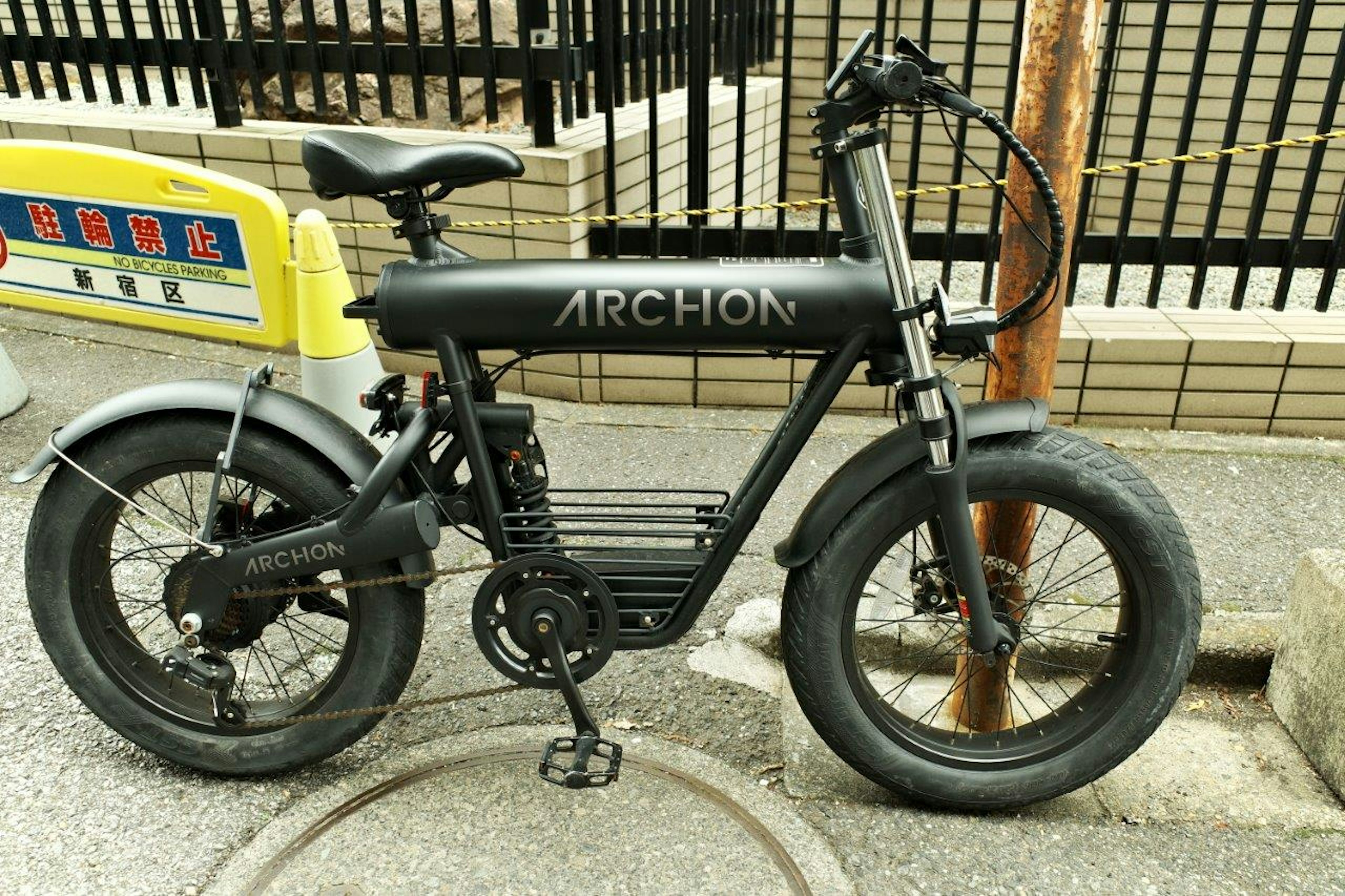 Vélo électrique noir garé dans une rue de la ville