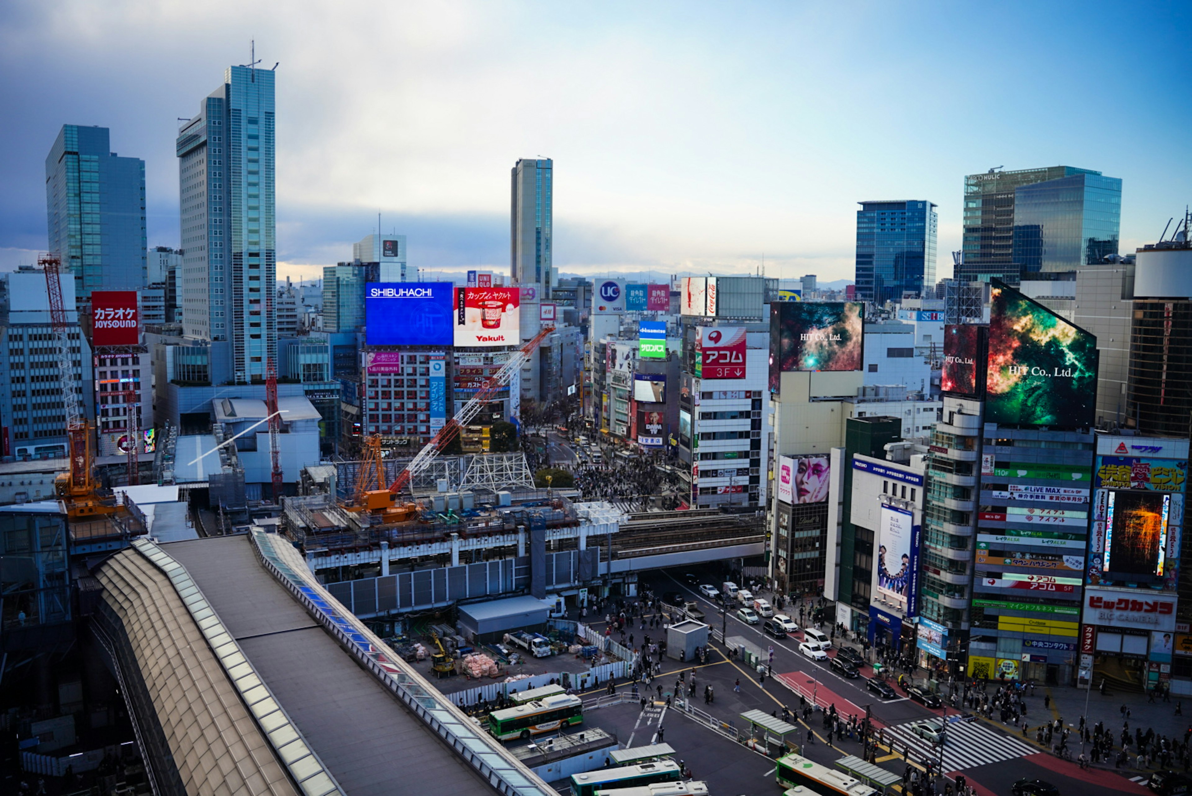 新宿駅周辺の都市景観 高層ビルと広告が並ぶ活気ある風景