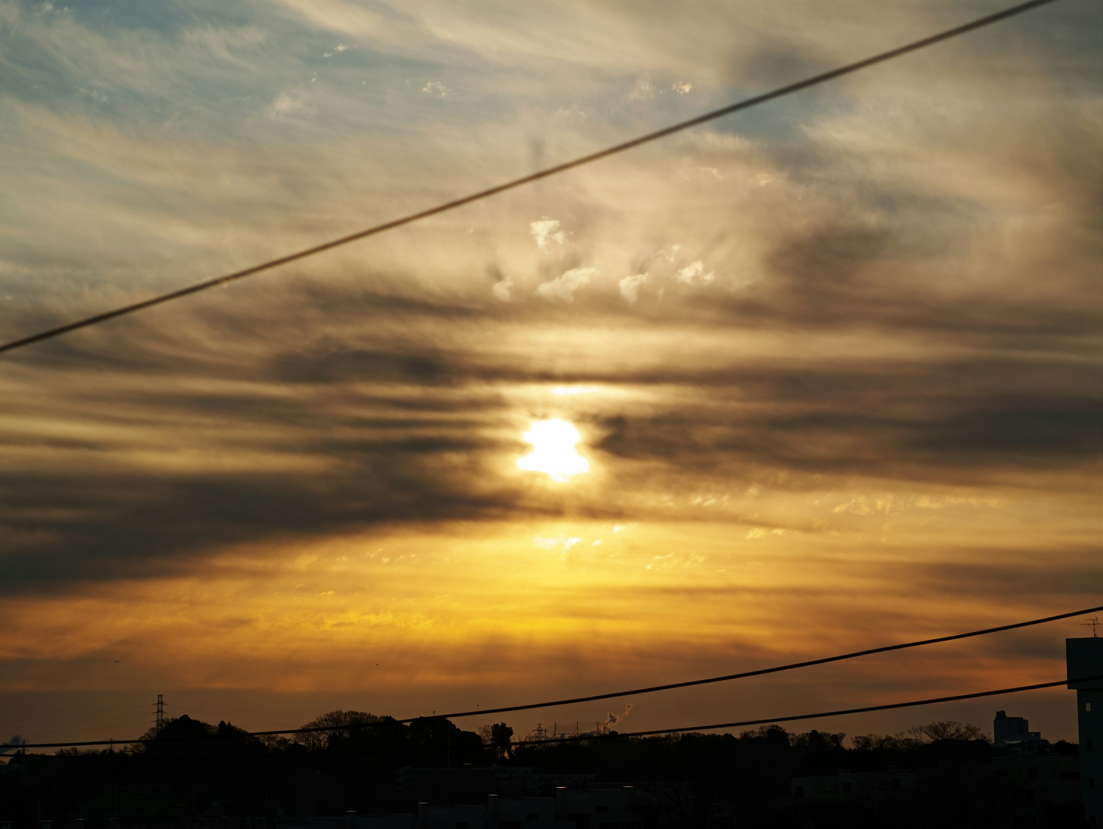 Coucher de soleil avec des nuages illuminant un ciel orange et jaune magnifique