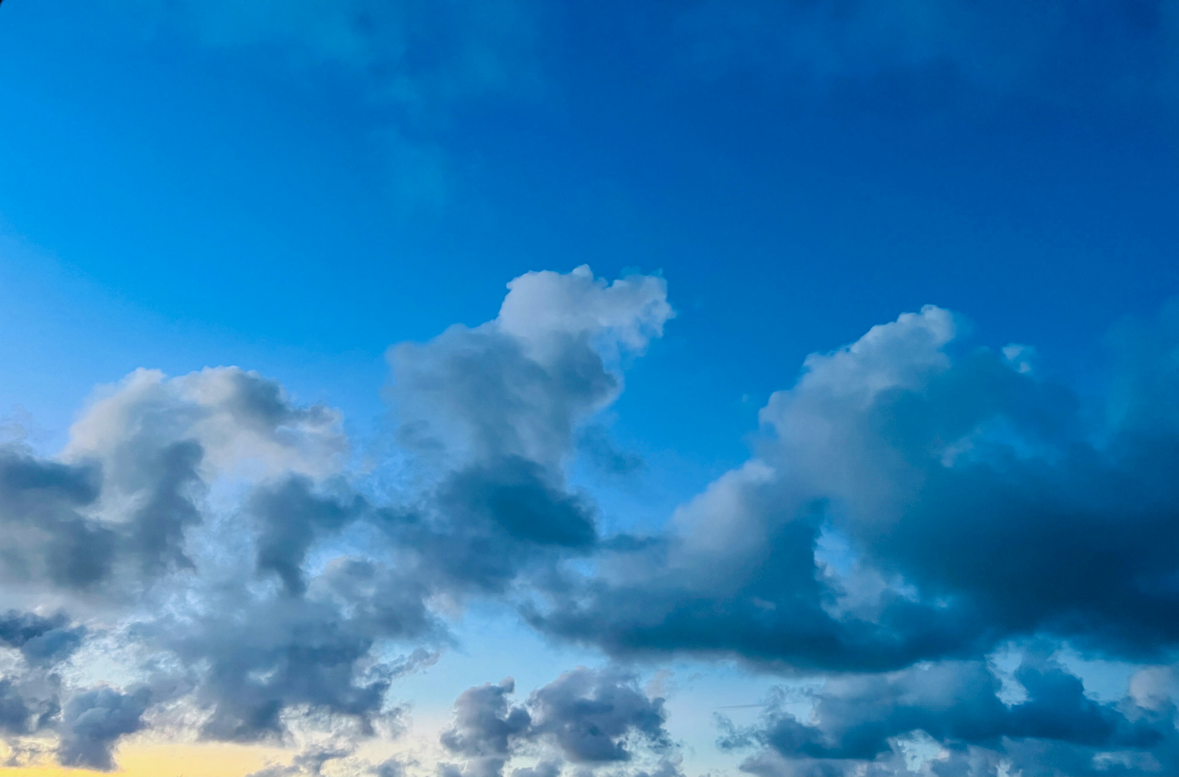 青空と白い雲が広がる風景