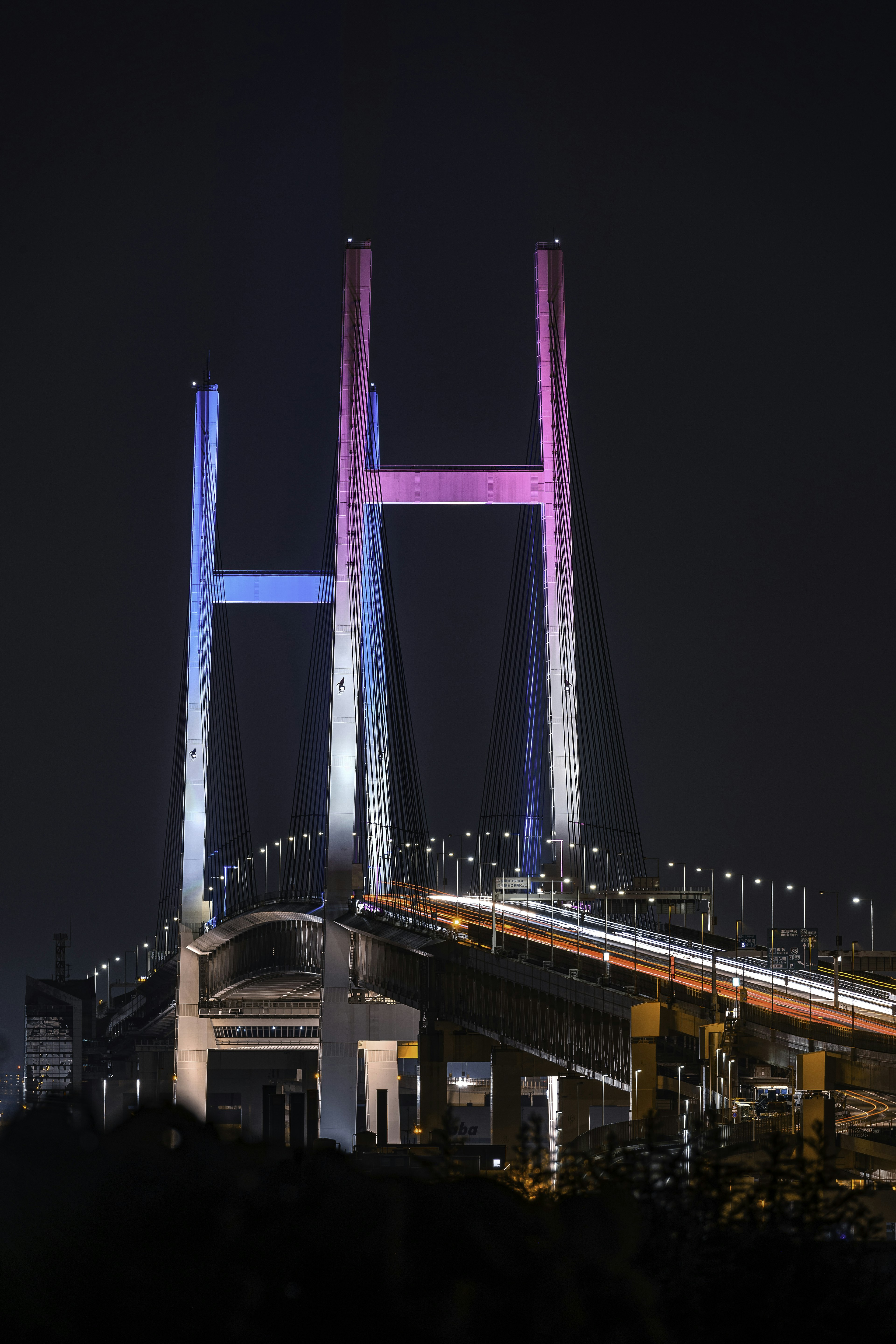 Lengkungan indah jembatan yang diterangi di malam hari