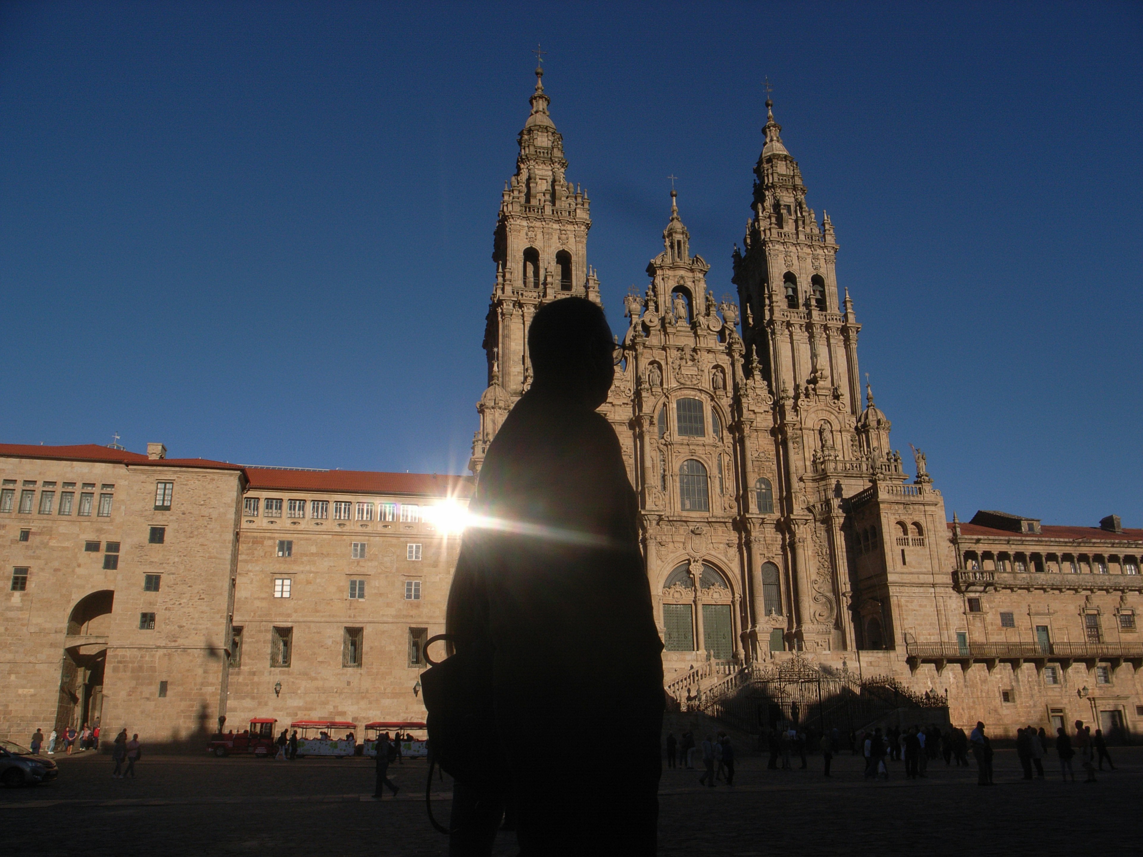 Silhouette d'une personne devant la cathédrale de Saint-Jacques-de-Compostelle et ciel bleu