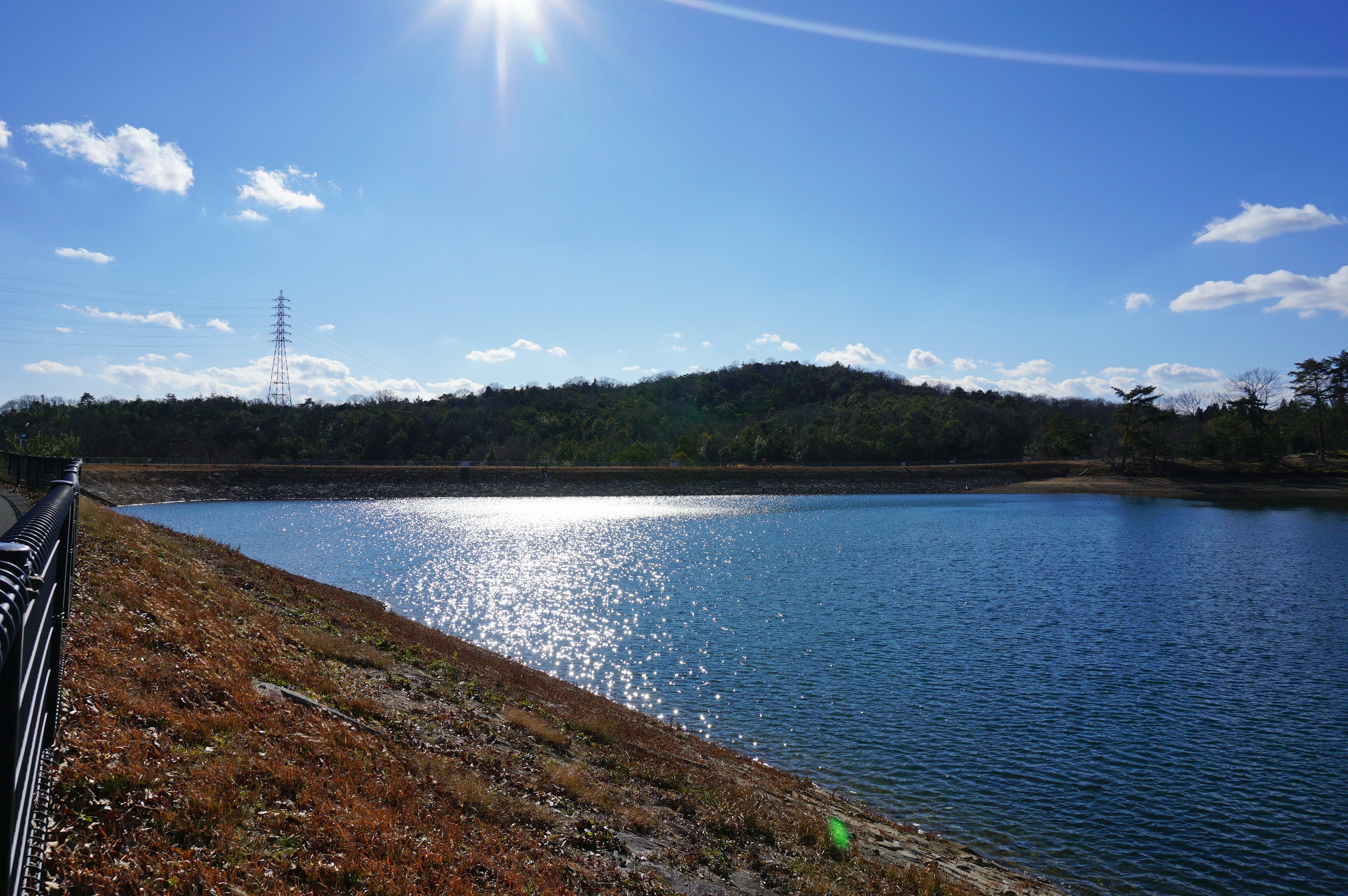 Schöne Wasseroberfläche und Hügel unter einem blauen Himmel und Sonnenlicht